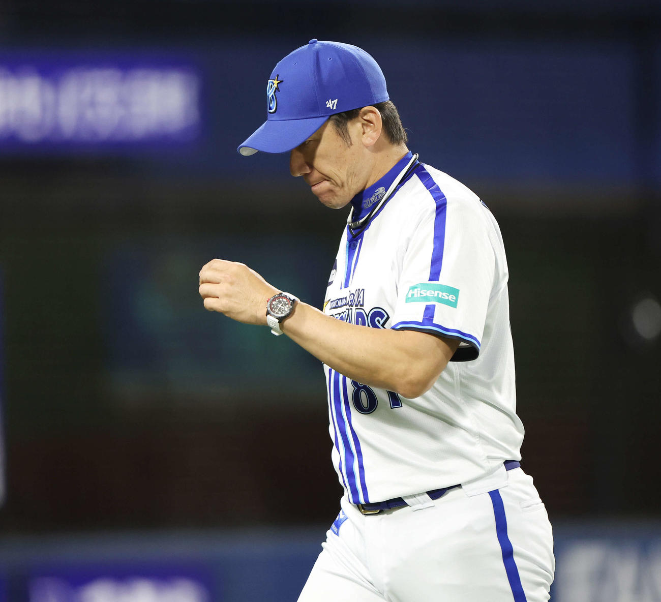 DeNA対楽天　敗れて引き揚げるDeNA三浦監督（撮影・宮地輝）
