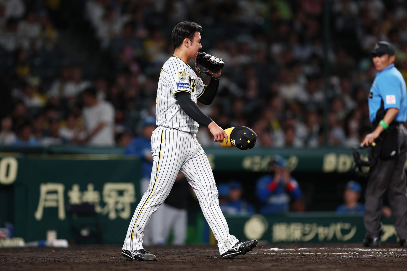 阪神対日本ハム　8回表日本ハム2死二塁、五十幡に適時打を浴びた岡留（撮影・前田充）