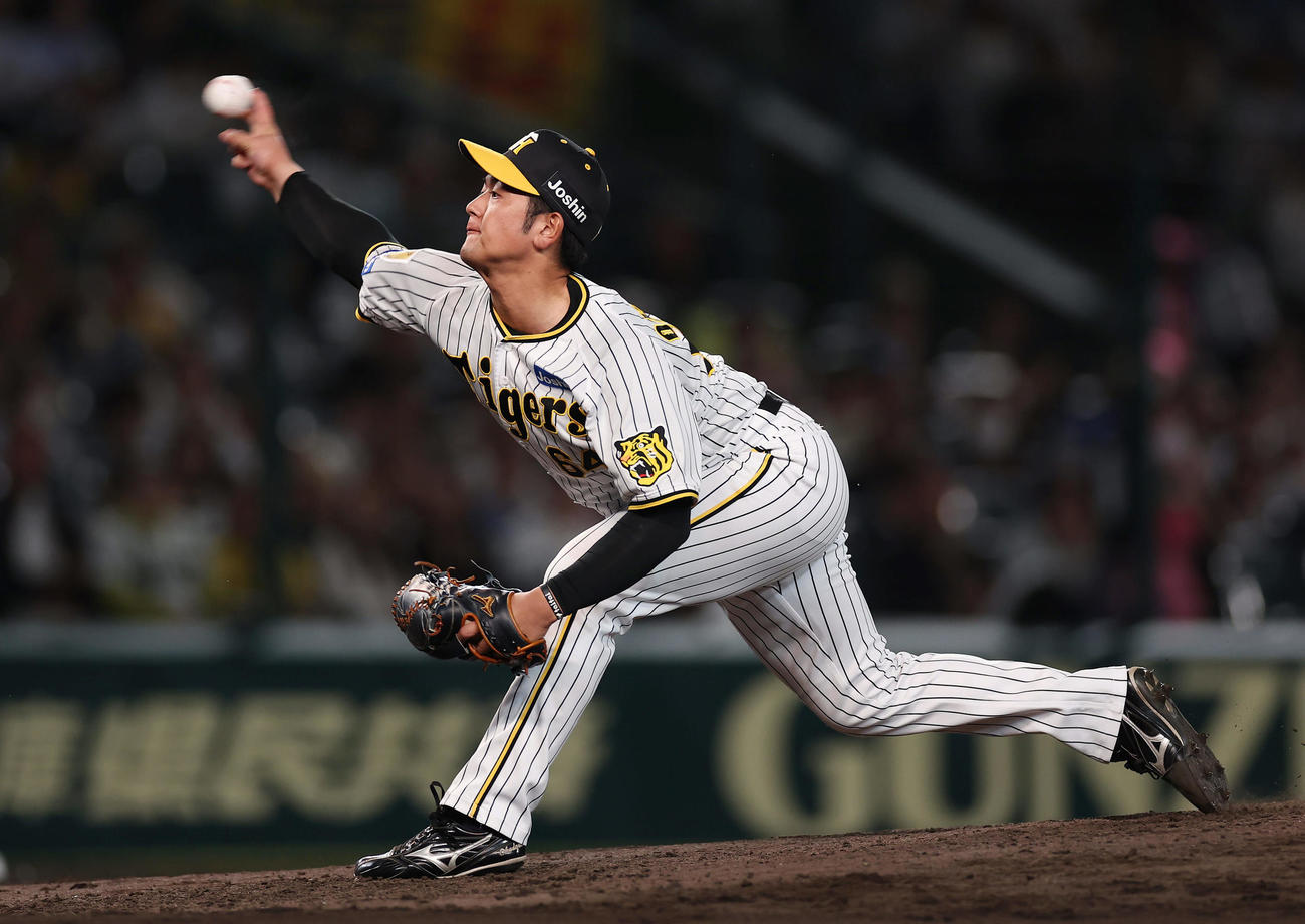 阪神対日本ハム　力投する阪神3番手の岡留（撮影・前田充）