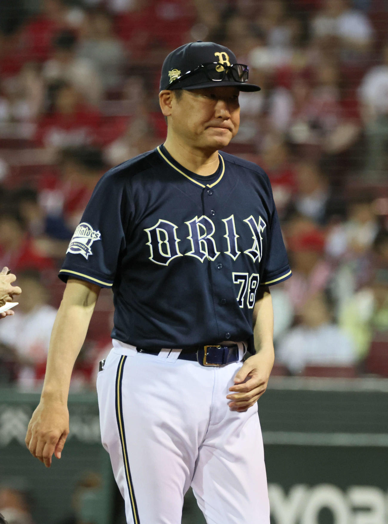 広島対オリックス　5回表終了後、投手交代を告げる中嶋監督（撮影・加藤孝規）