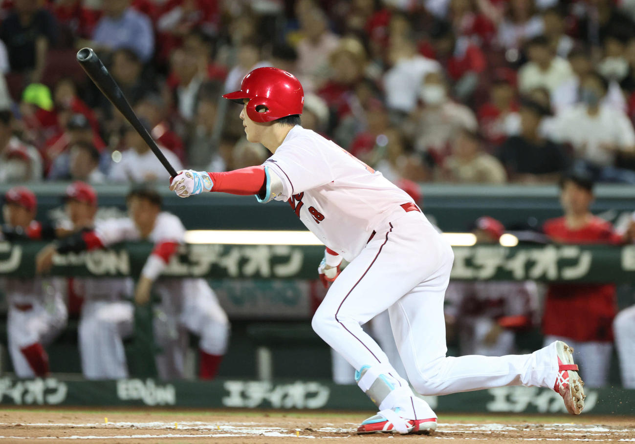 広島対オリックス　6回裏広島無死一、三塁、森下は右適時打を放つ（撮影・加藤孝規）