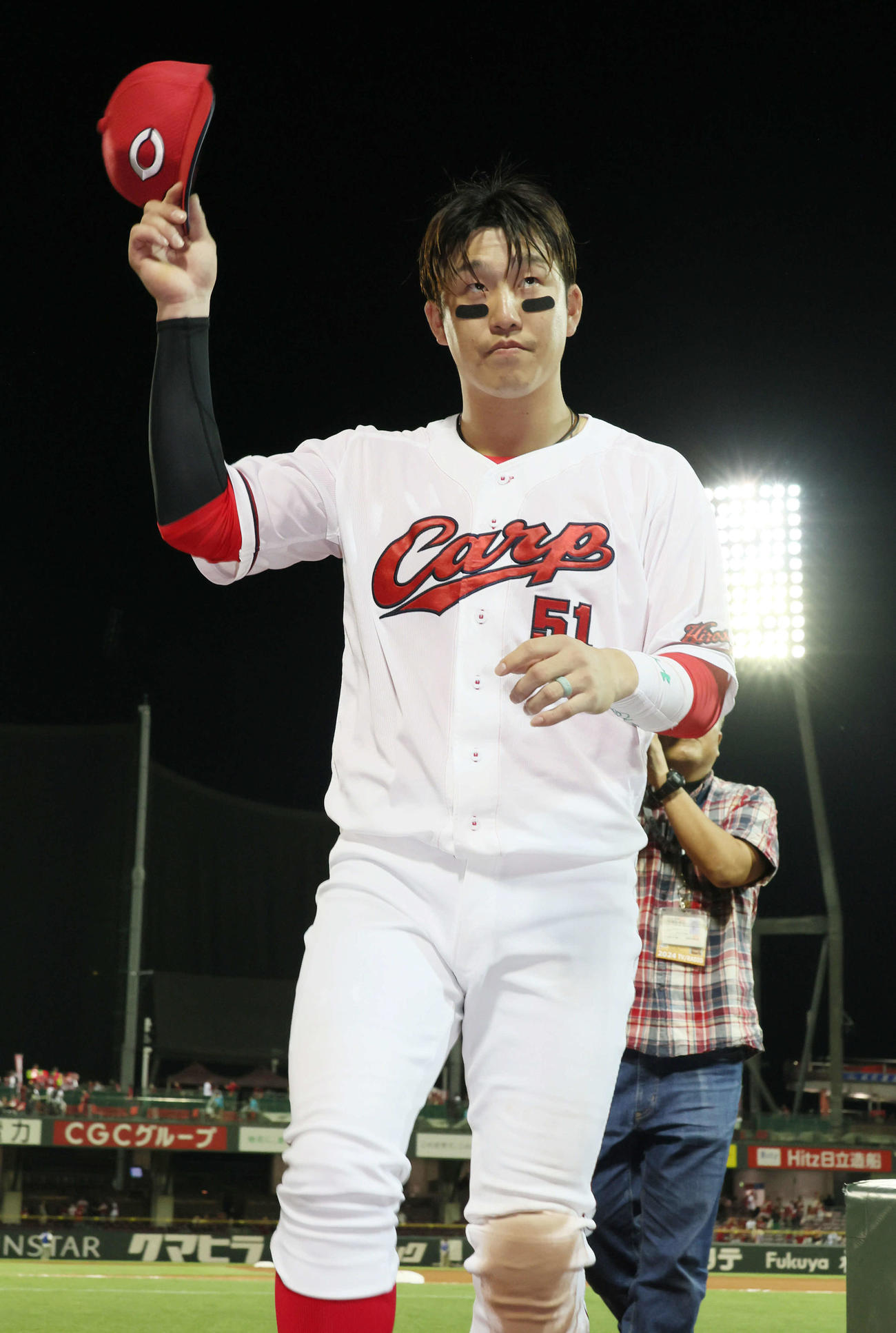 広島対オリックス　ファンの声援に応える小園（撮影・加藤孝規）