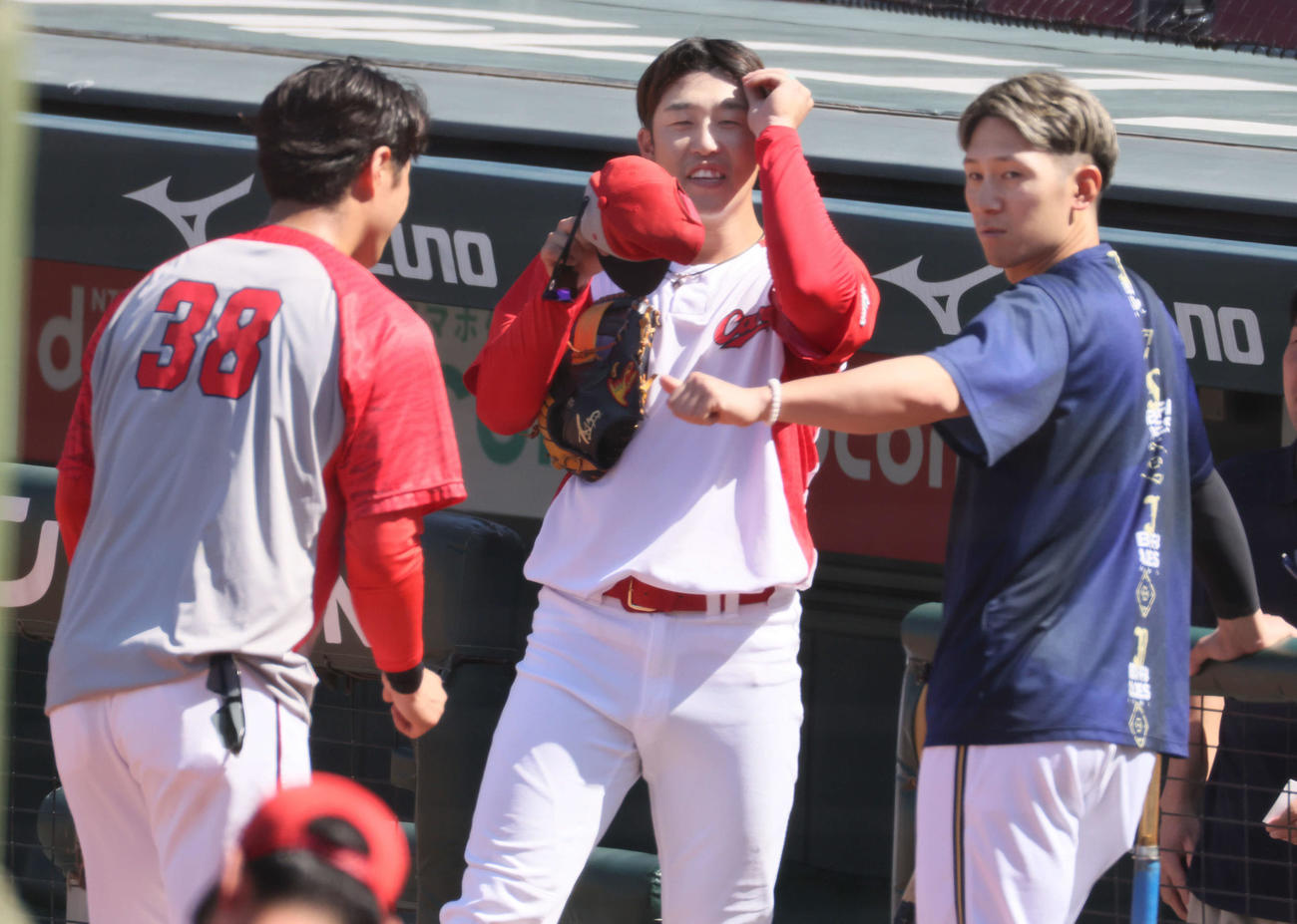 広島対オリックス　試合前練習中、広島宇草（左）とグータッチするオリックス西川（右）。中央は小園（撮影・加藤孝規）