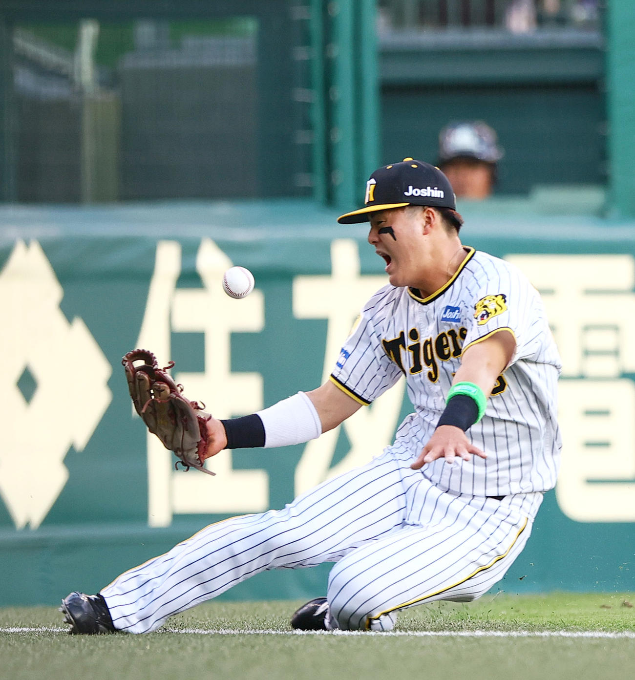 阪神対日本ハム　2回表日本ハム1死一塁、前川は田宮の打球を追うが取れず二塁打となる（撮影・上山淳一）