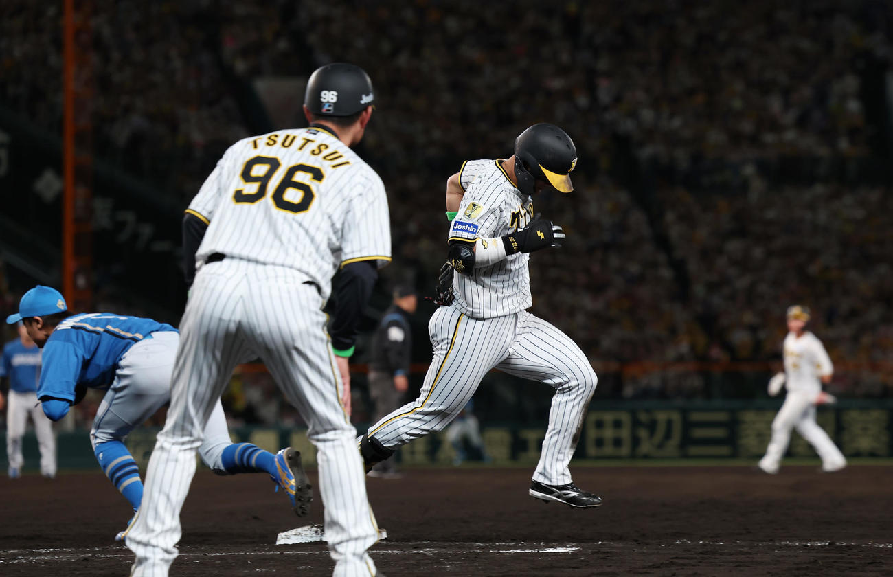 阪神対日本ハム　7回裏阪神2死一、二塁、投ゴロに倒れる前川（右）（撮影・前田充）