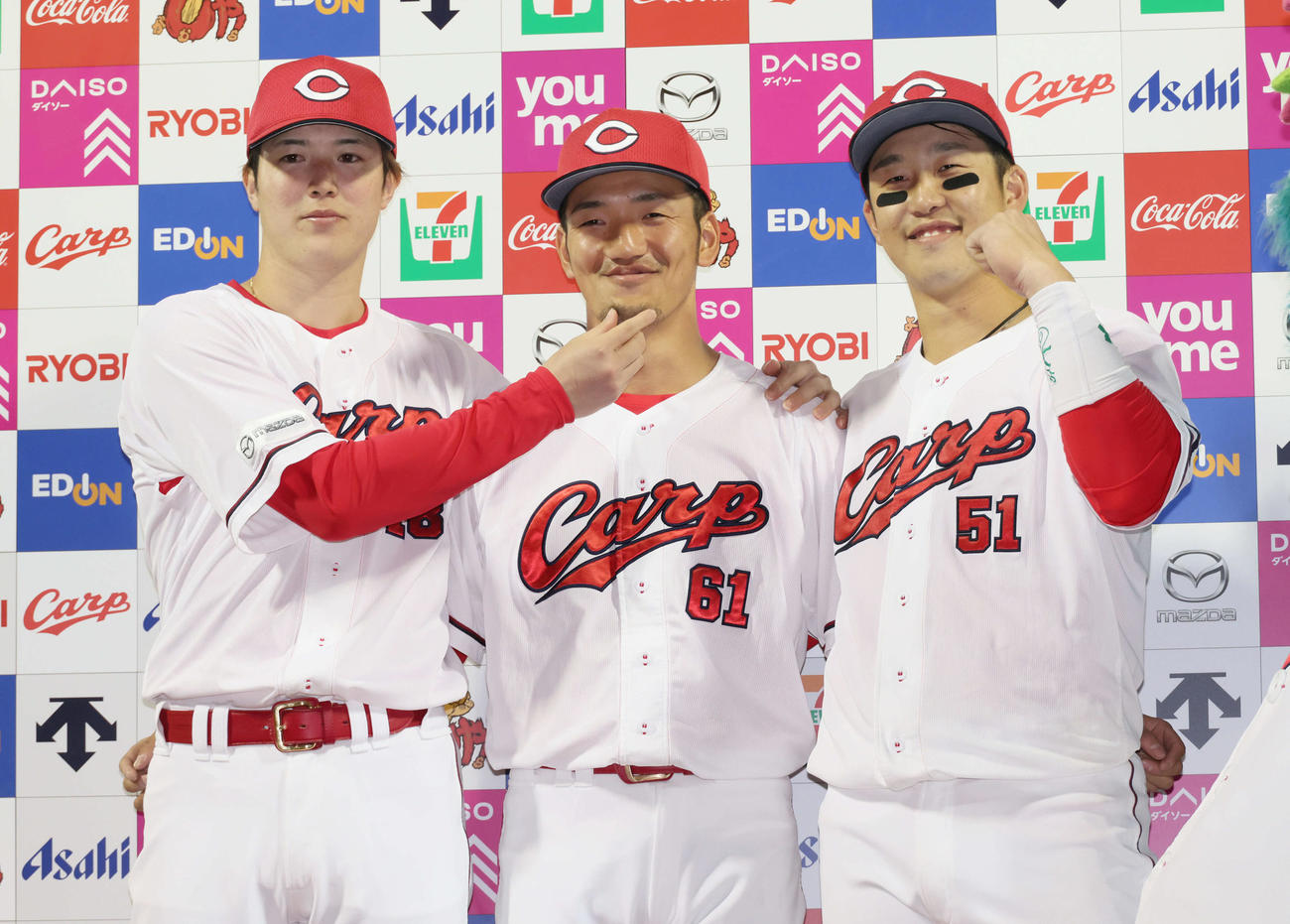 広島対オリックス　お立ち台でポーズを決める、左から森下、矢野、小園（撮影・加藤孝規）
