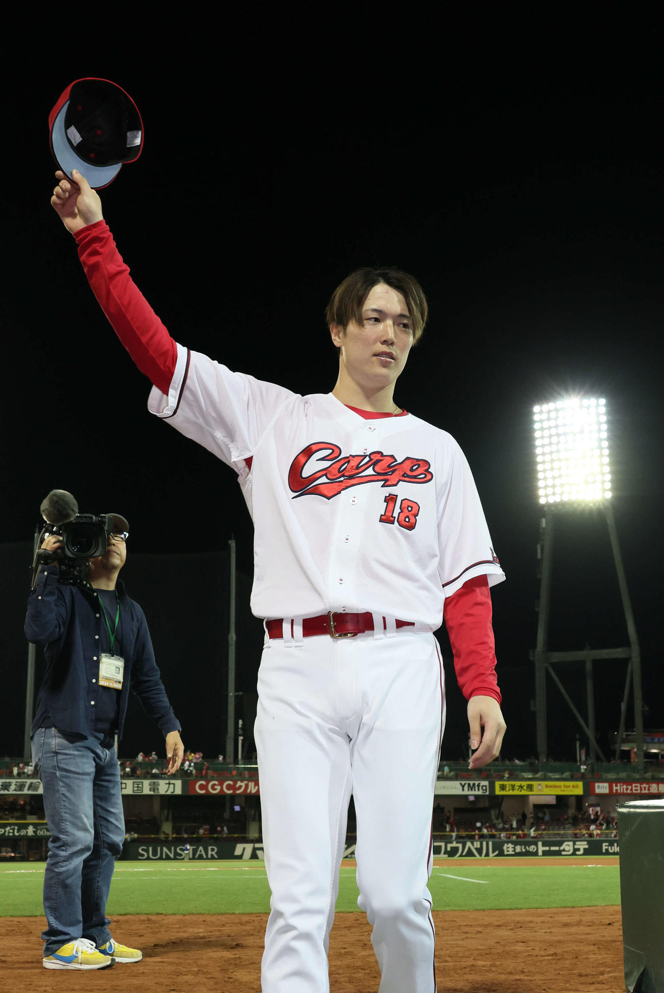広島対オリックス　ファンの声援に応える森下（撮影・加藤孝規）