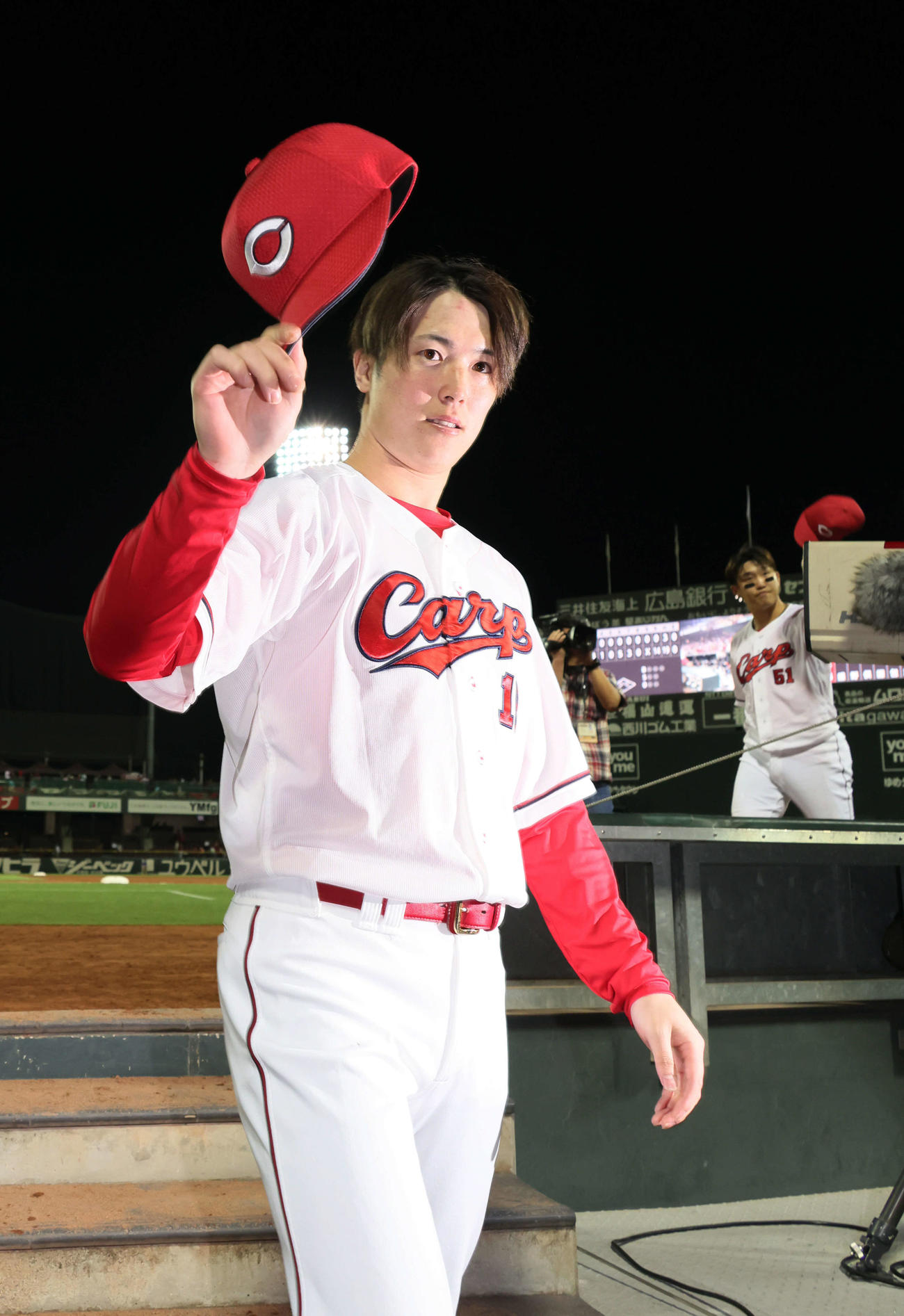 広島対オリックス　ファンの声援に応える森下（撮影・加藤孝規）