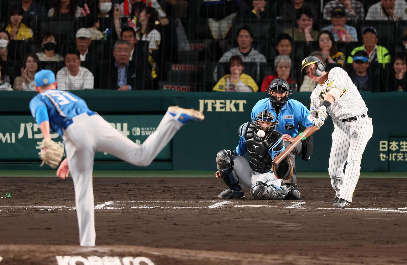 阪神対日本ハム　7回表裏阪神2死一塁、渡辺は中前打を放つ（撮影・加藤