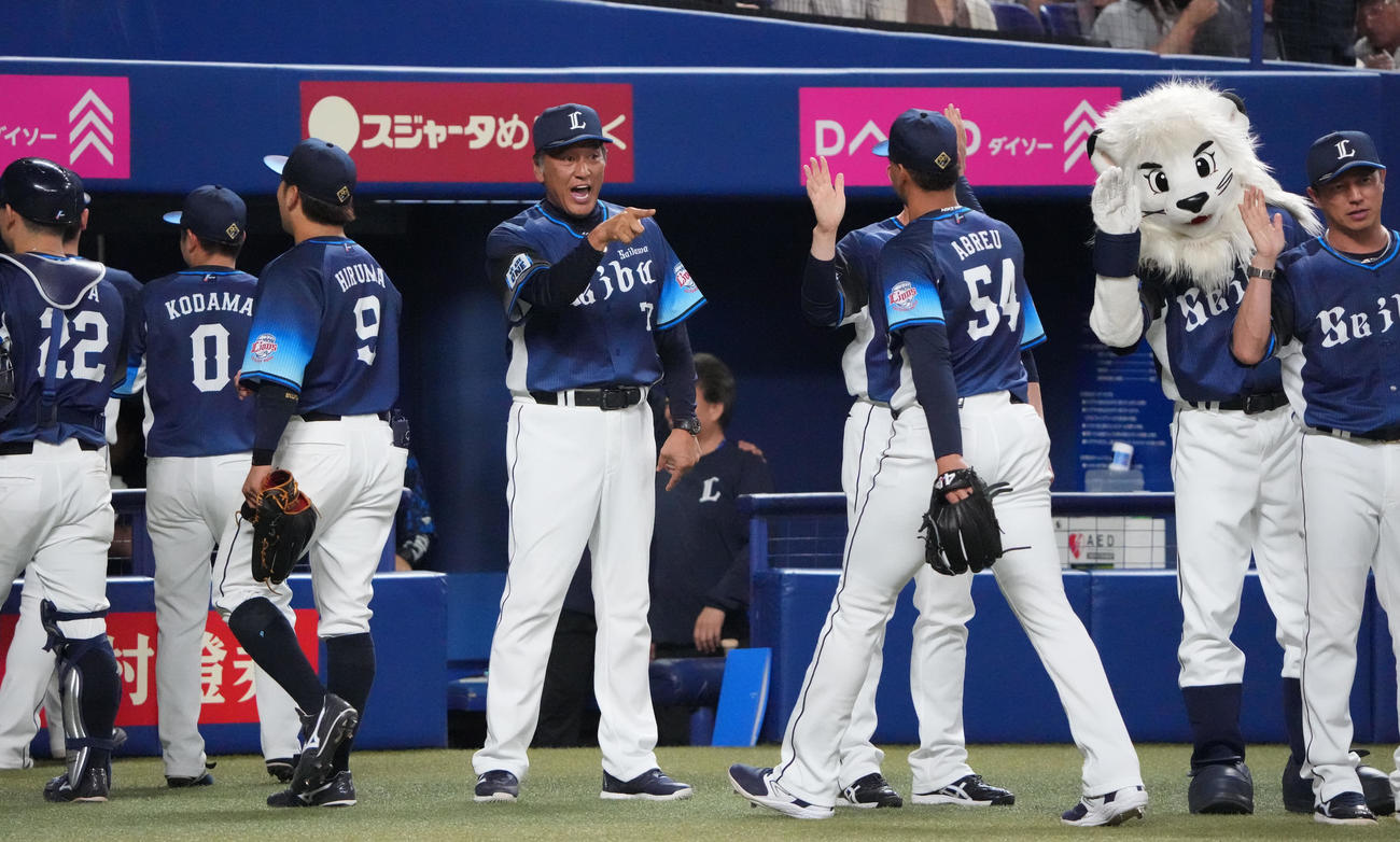 中日対西武　試合終了、中日に勝利しナインを迎える渡辺監督代行（中央）（撮影・森本幸一）