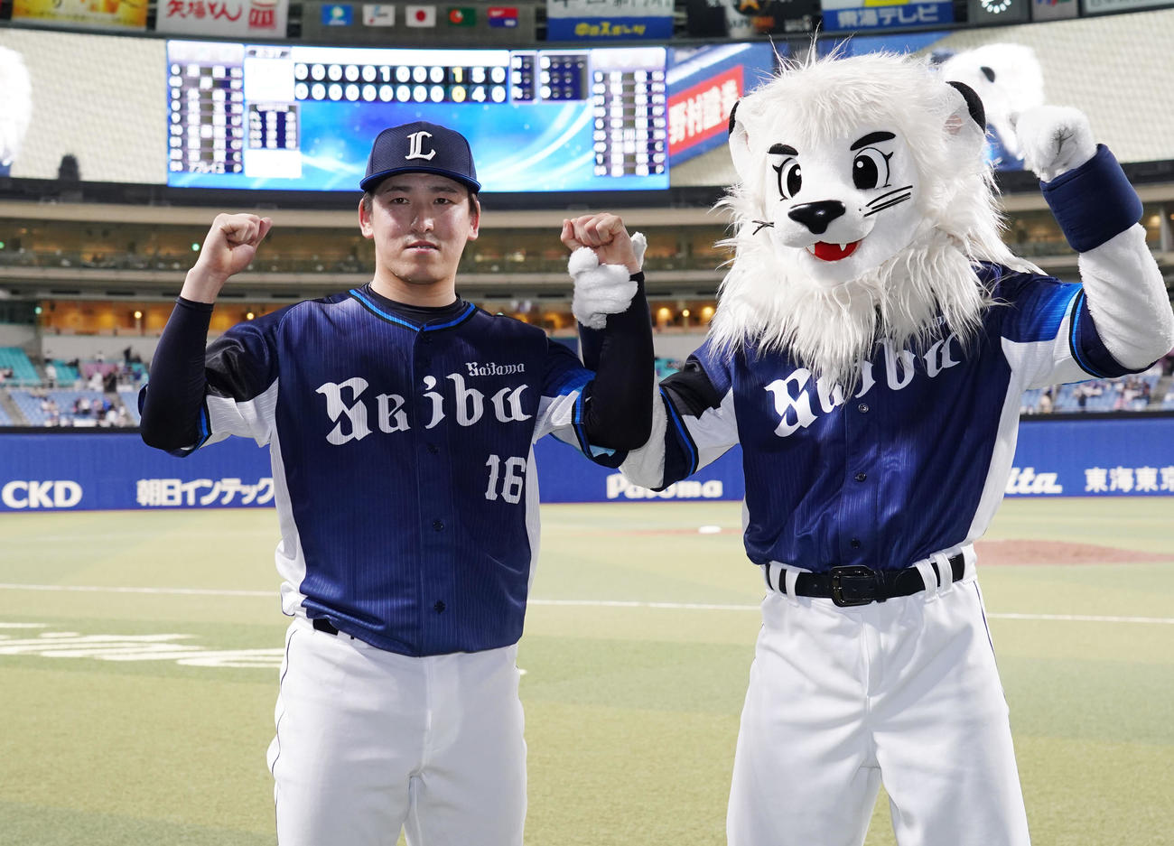 中日対西武　ヒーローインタビューを終えレオとポーズを決める隅田（左）（撮影・森本幸一）