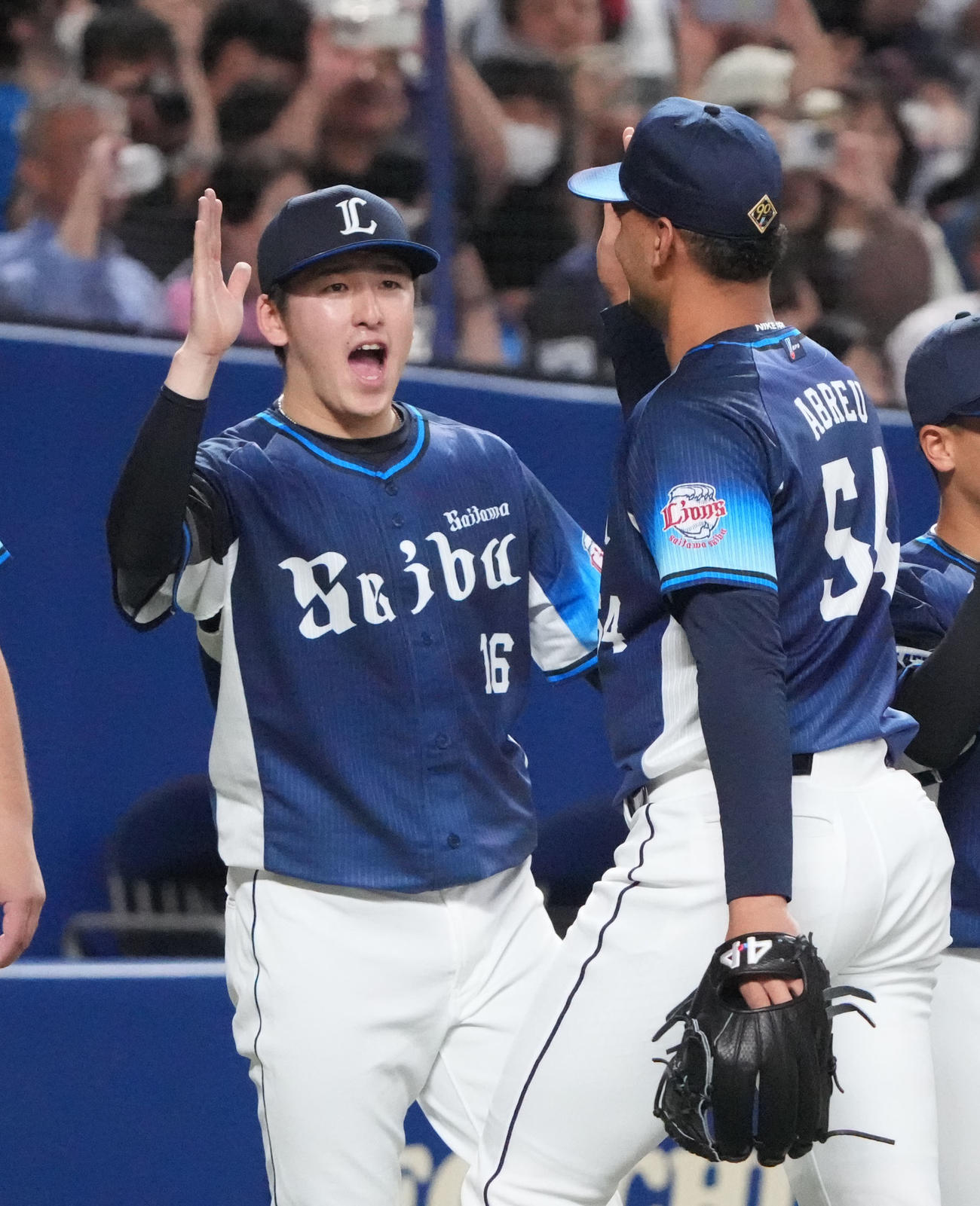中日対西武　試合終了、アブレイユを迎える隅田（左）（撮影・森本幸一）