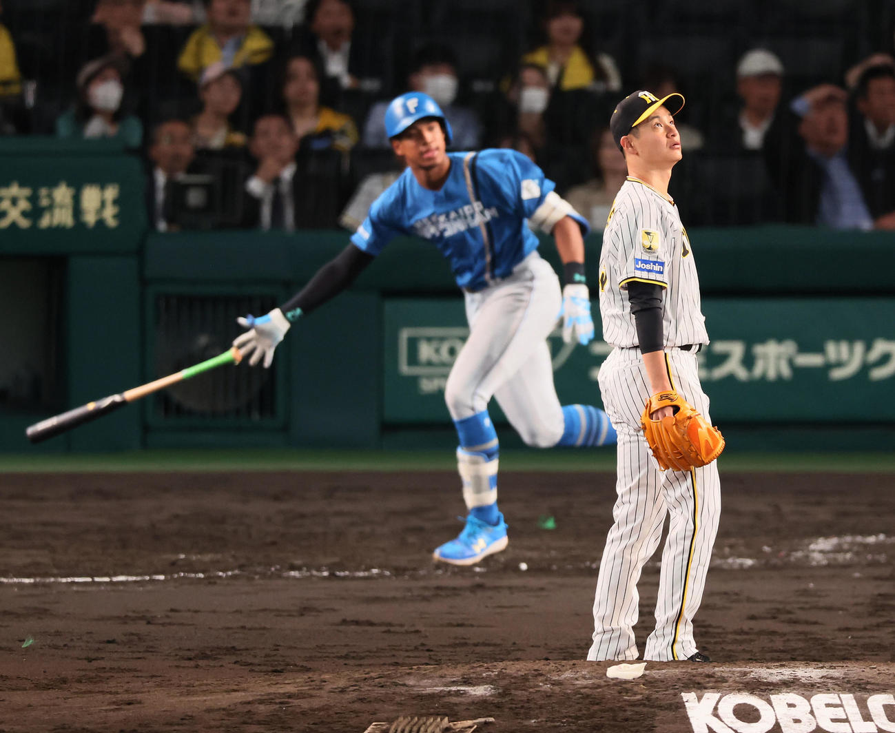 阪神対日本ハム　5回表日本ハム2死一塁、万波に左越え2点本塁打を浴びる大竹（撮影・加藤哉）
