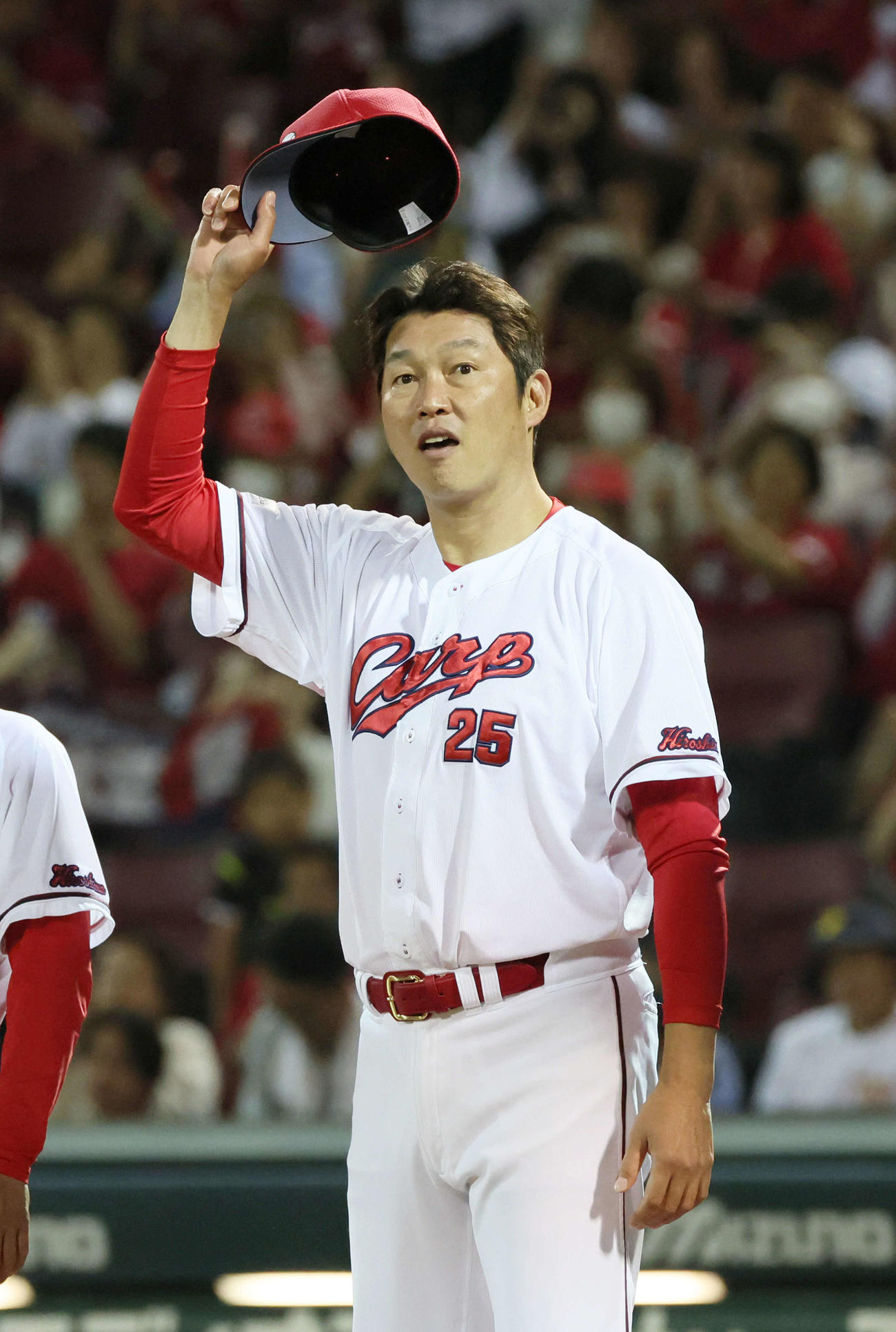 広島対オリックス　ファンの声援に応える新井監督（撮影・加藤孝規）
