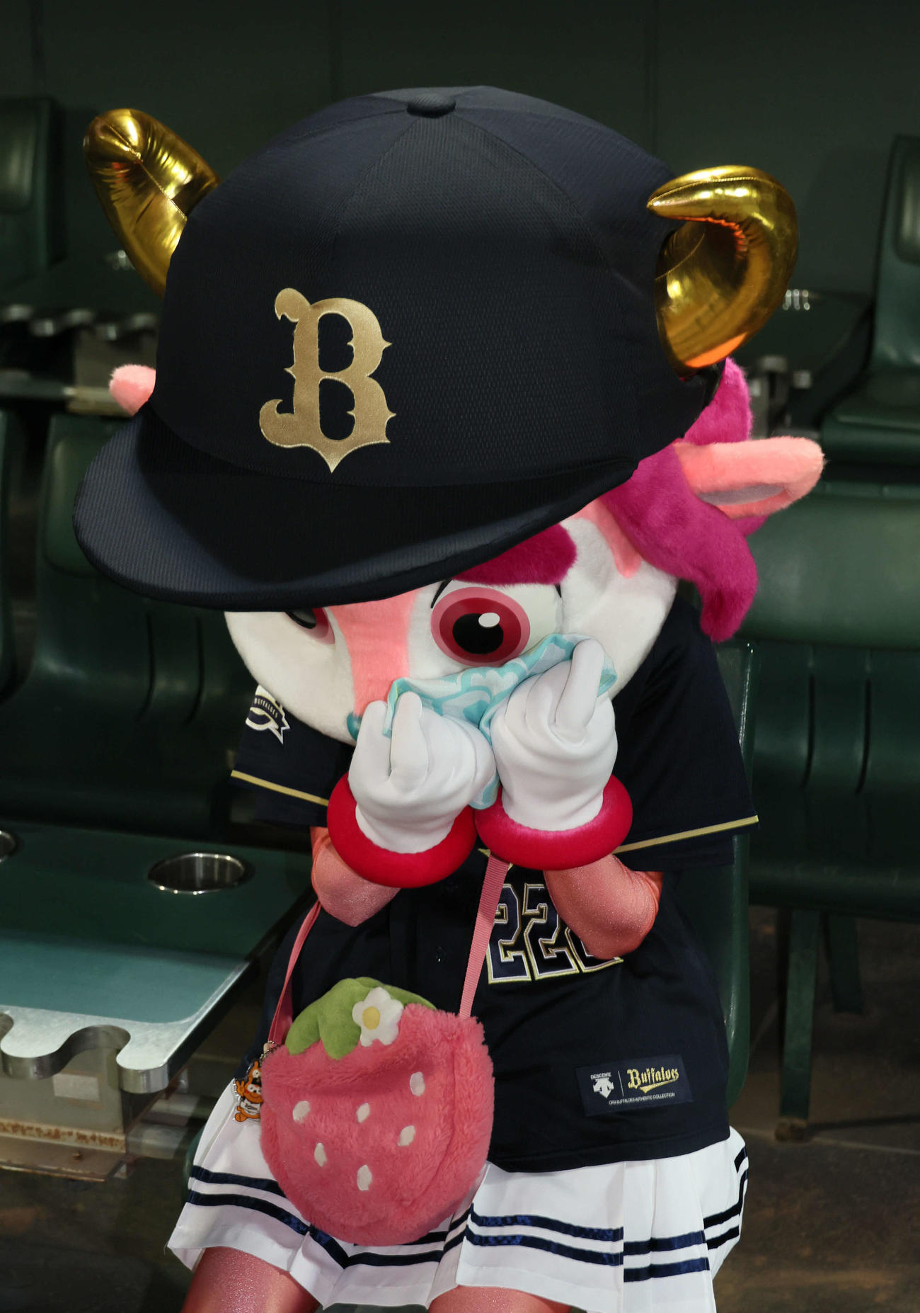 広島対オリックス　試合後、無人のベンチで涙に暮れるバファローベル（撮影・加藤孝規）
