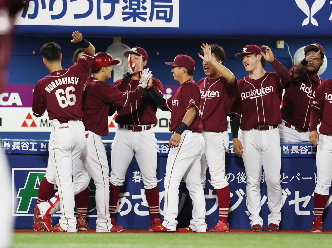 DeNA対楽天　5回表楽天2死、左中間へ先制ソロ本塁打を放ち、チームメートとタッチを交わす太田（左から2人目）（撮影・宮地輝）