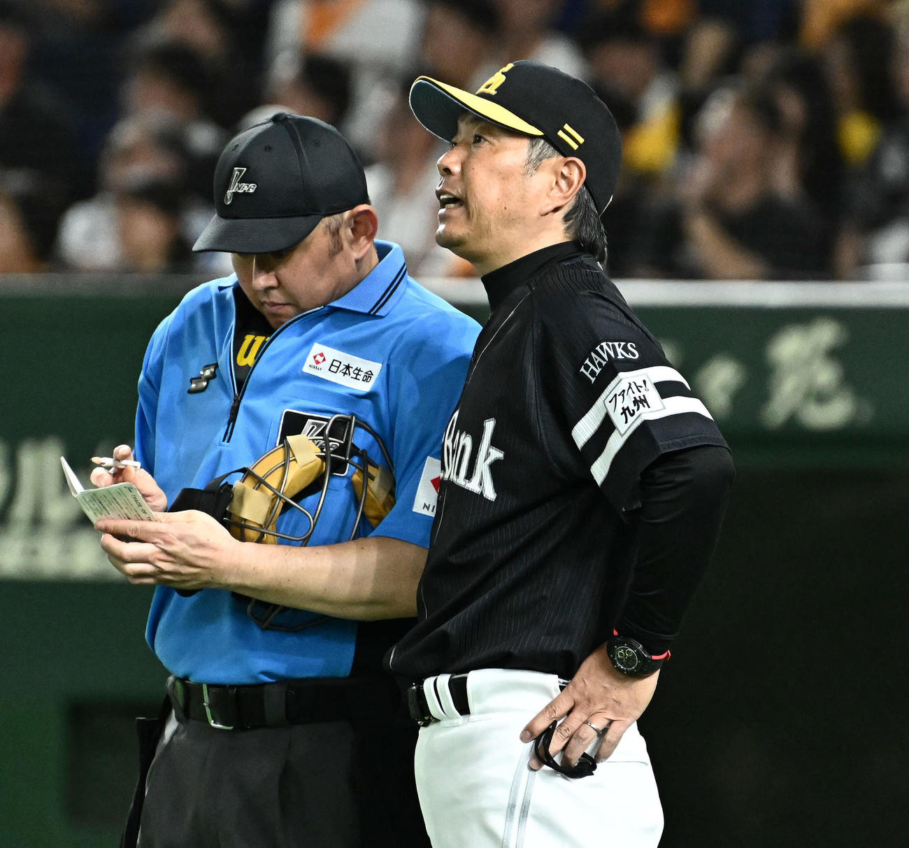 巨人対ソフトバンク　交代を伝えるソフトバンク小久保監督（撮影・滝沢徹郎）