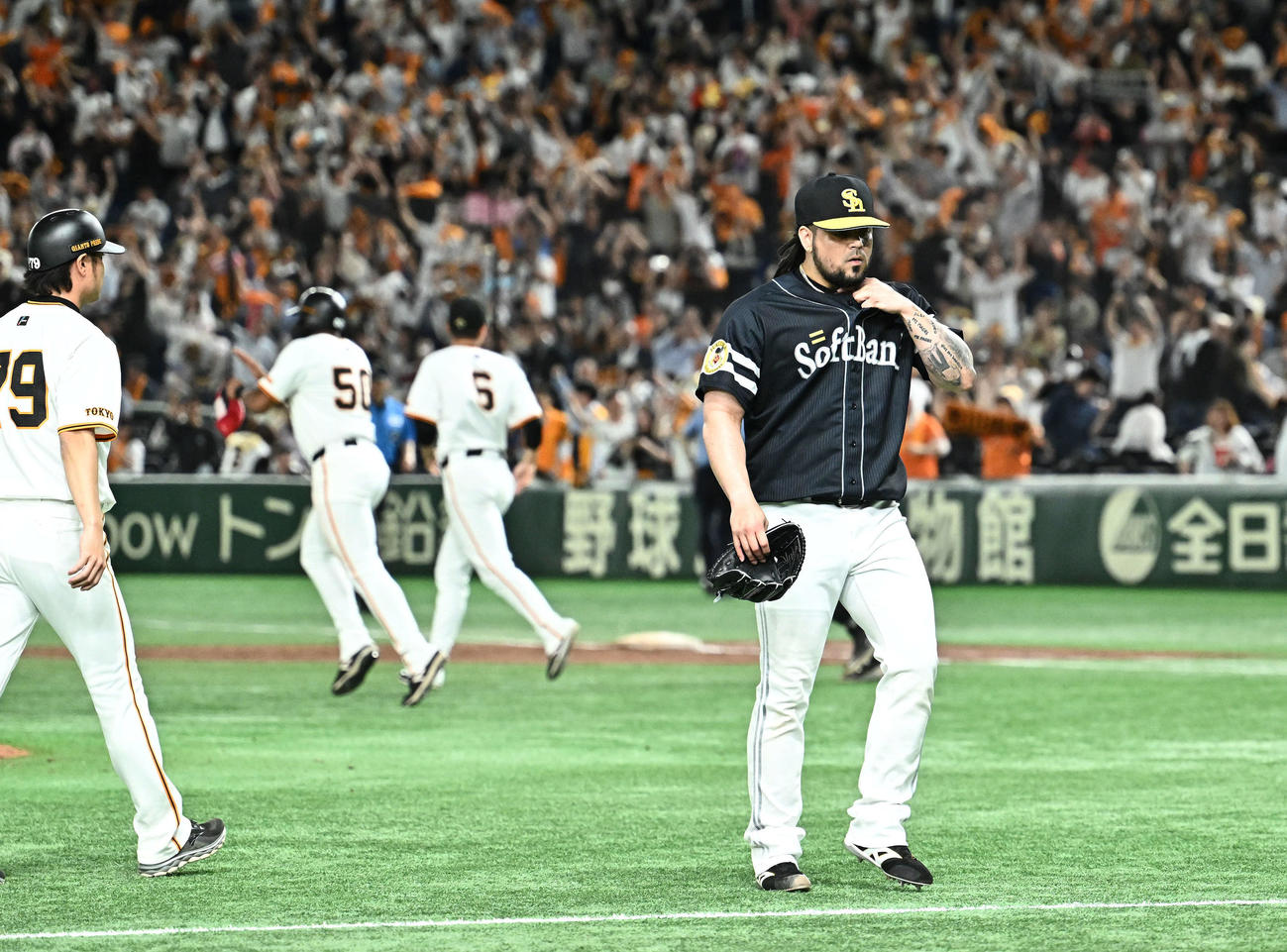 巨人対ソフトバンク　12回裏巨人1死二塁、吉川にサヨナラ二塁打を許し引き揚げるオスナ（手前）（撮影・滝沢徹郎）