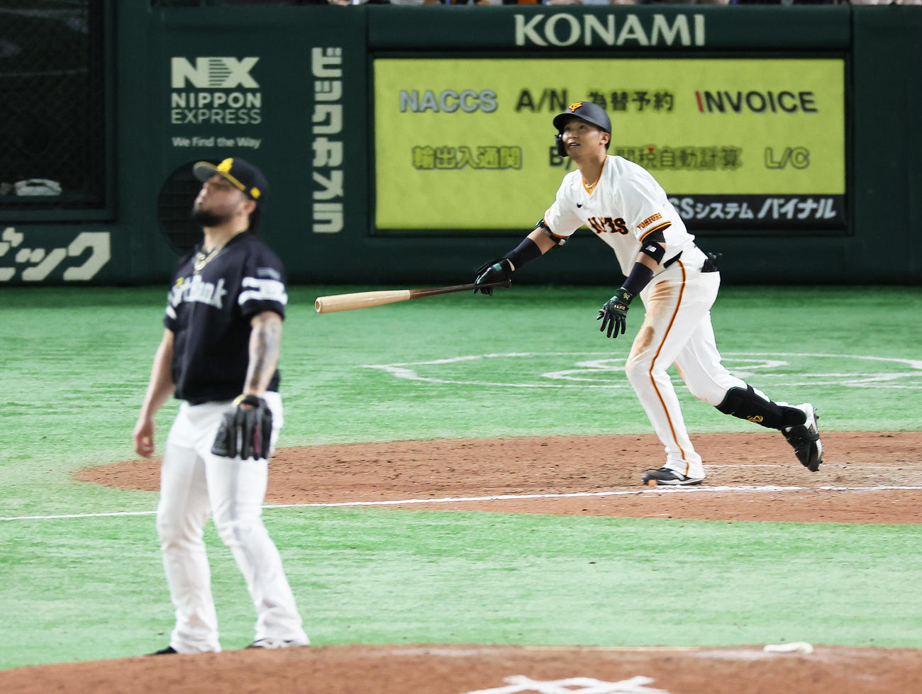 巨人対ソフトバンク　12回裏巨人1死二塁、吉川はサヨナラ適時二塁打を放つ。投手オスナ（撮影・足立雅史）