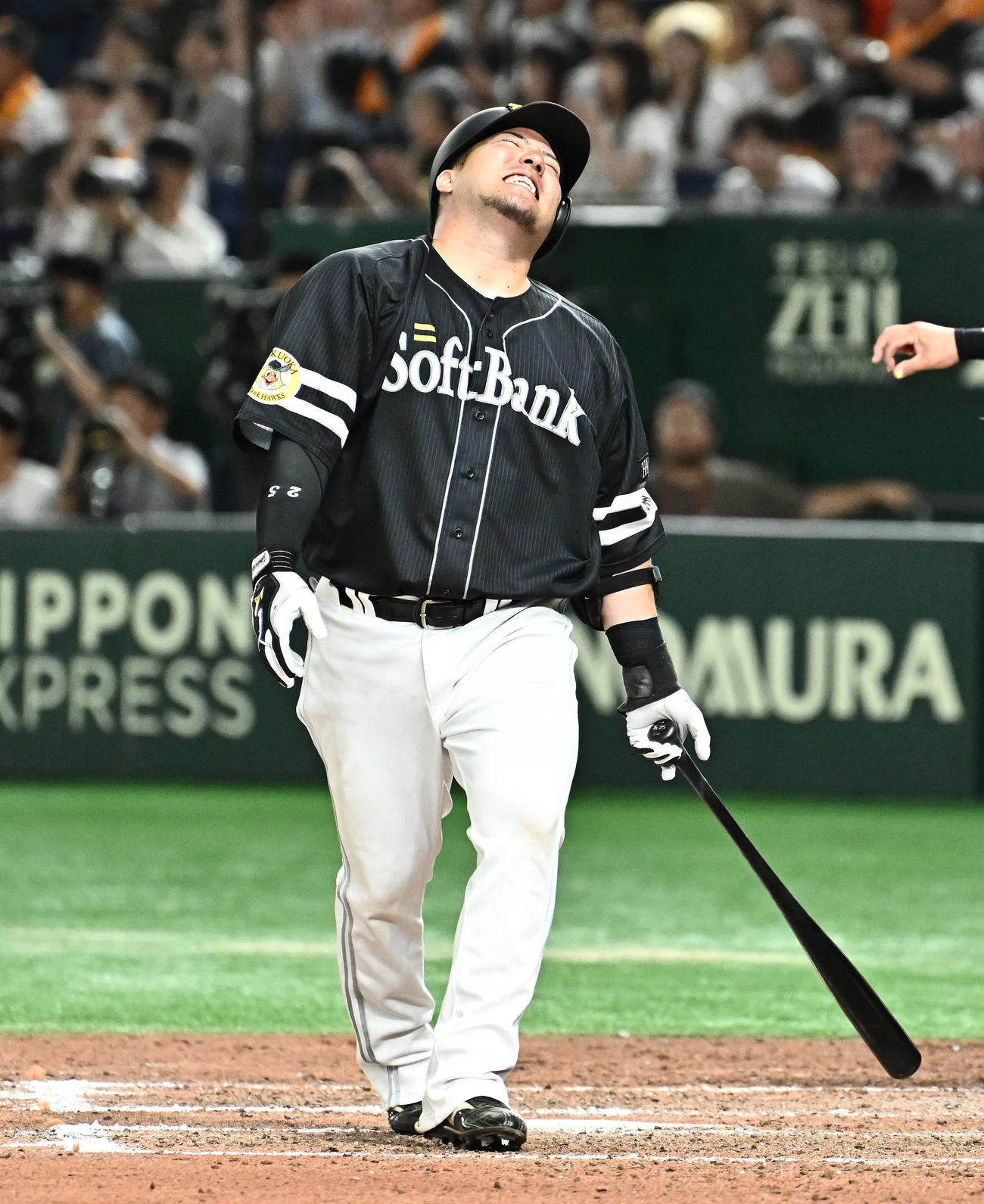 巨人対ソフトバンク　9回表ソフトバンク1死、山川は空振り三振に倒れ悔しがる（撮影・滝沢徹郎）