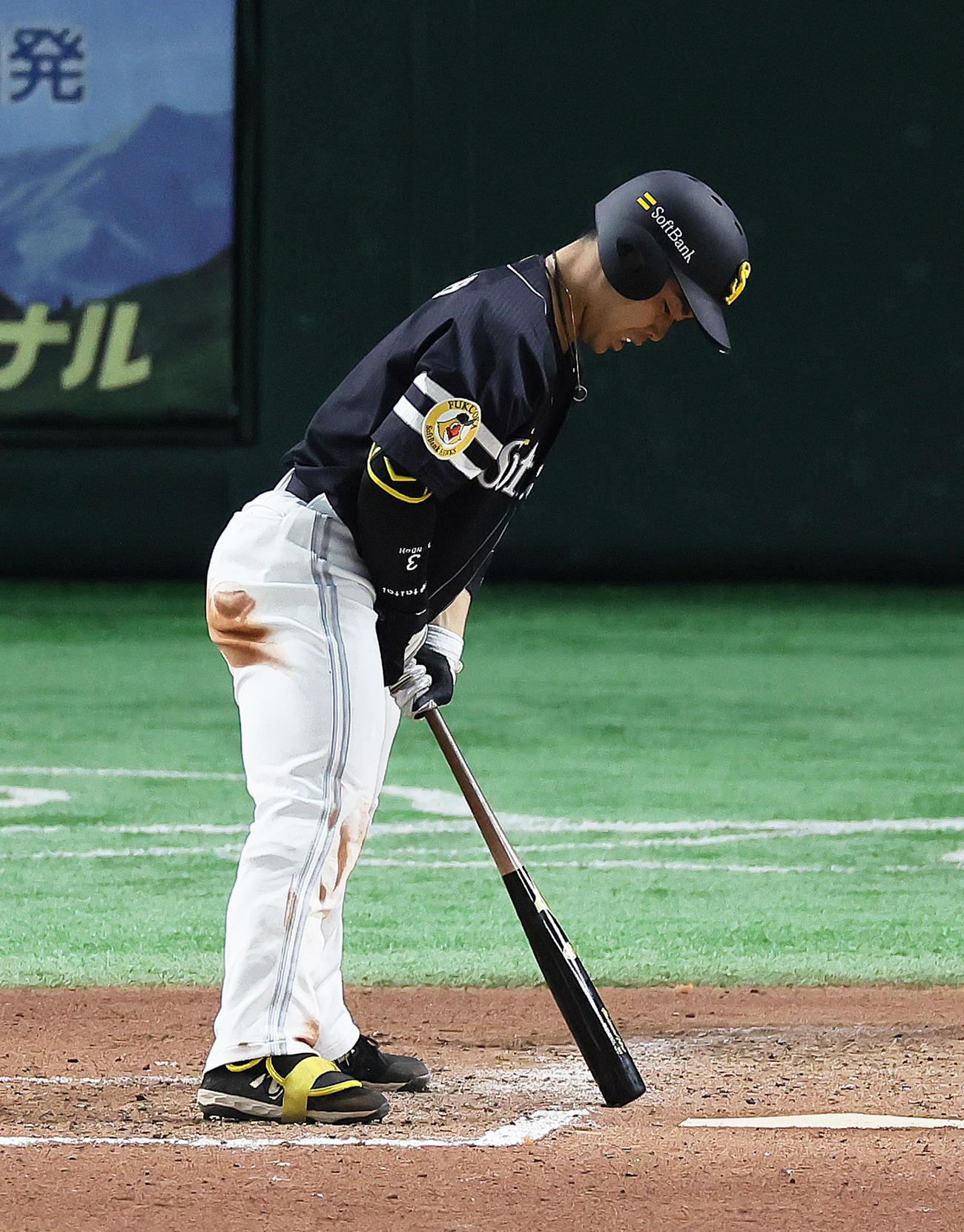 巨人対ソフトバンク　6回表ソフトバンク2死一、三塁、近藤は見逃し三振に倒れ、がっくりとうつむく（撮影・足立雅史）