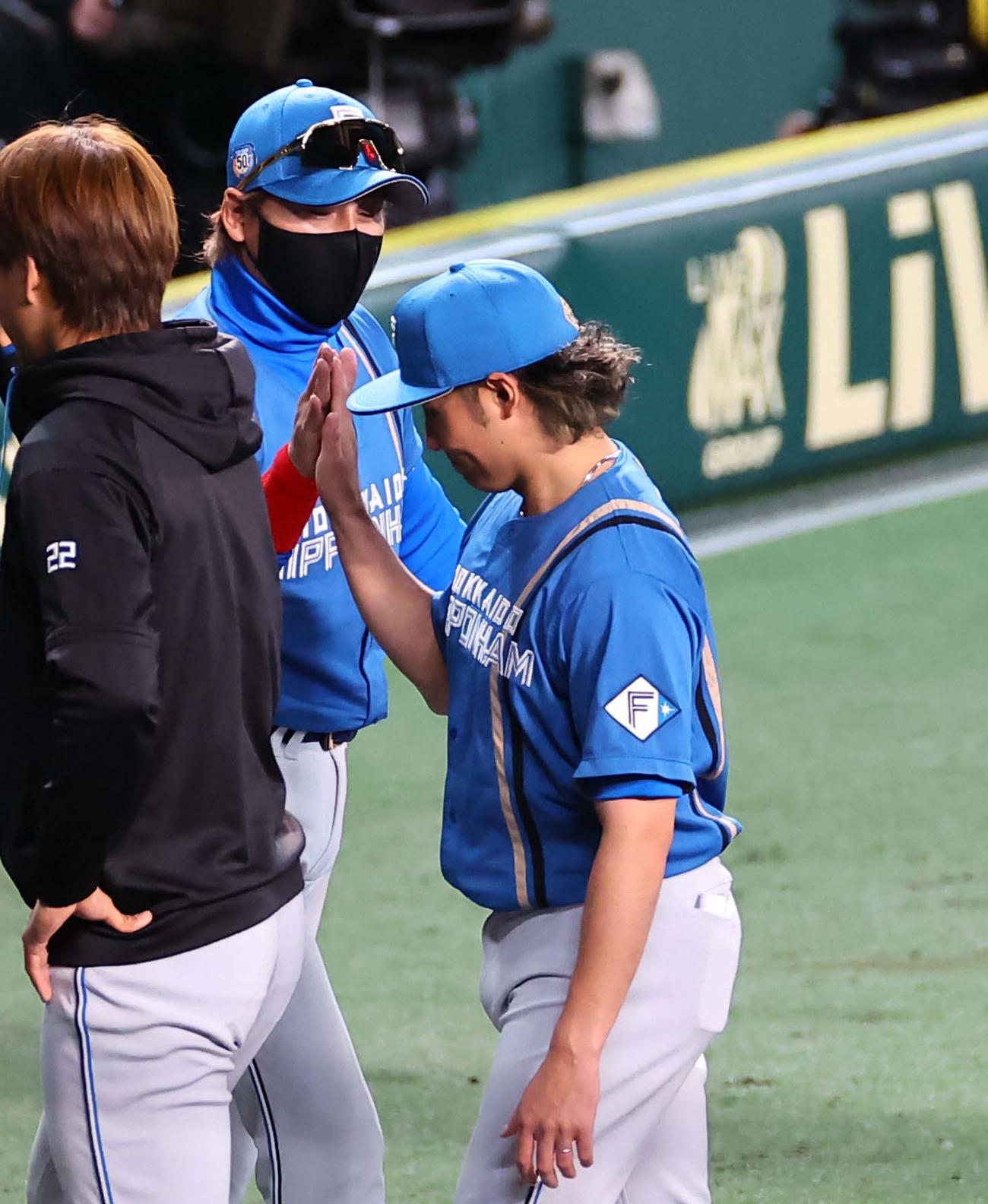 阪神対日本ハム　4勝目をあげた伊藤（右）とハイタッチする新庄監督（撮影・上田博志）