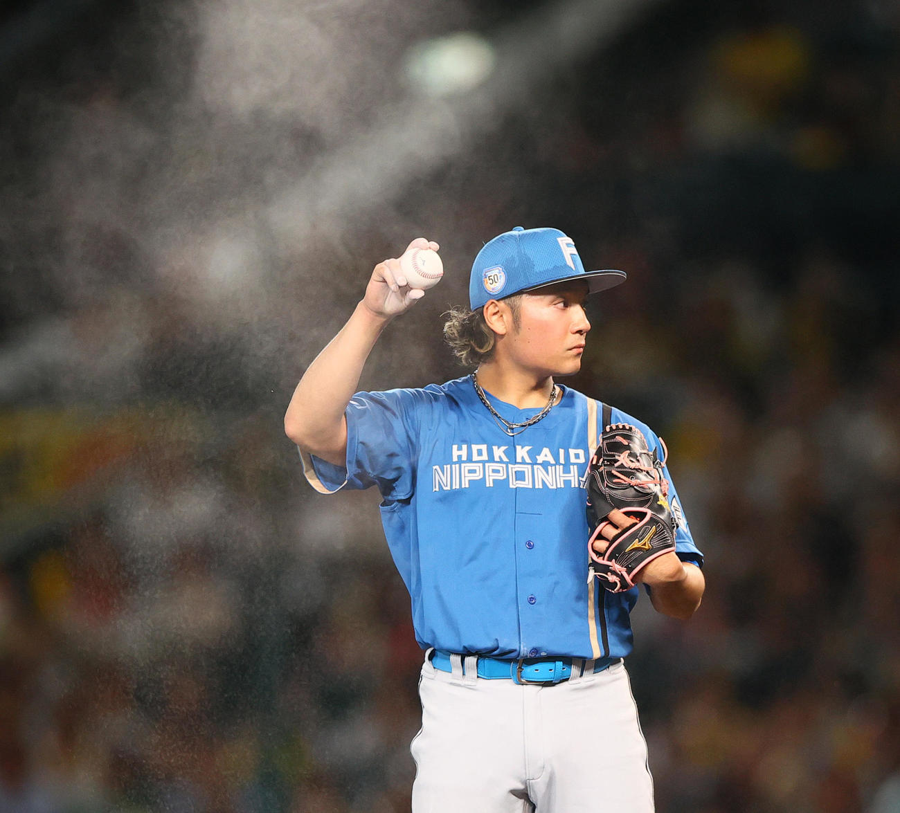 阪神対日本ハム　5回裏、伊藤はロジンの煙を飛ばしながら投球を前にする（撮影・上山淳一）
