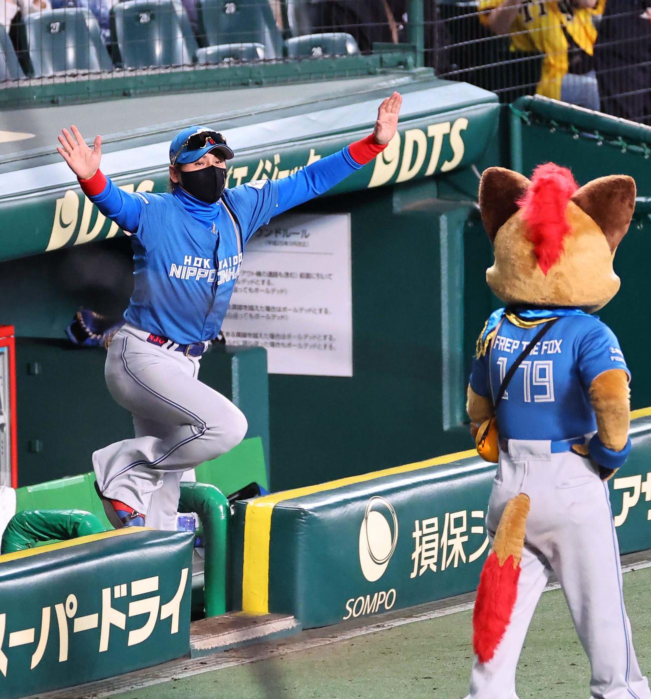 阪神対日本ハム　阪神に勝利した新庄監督はバンザイしてベンチを飛び出す（撮影・上田博志）