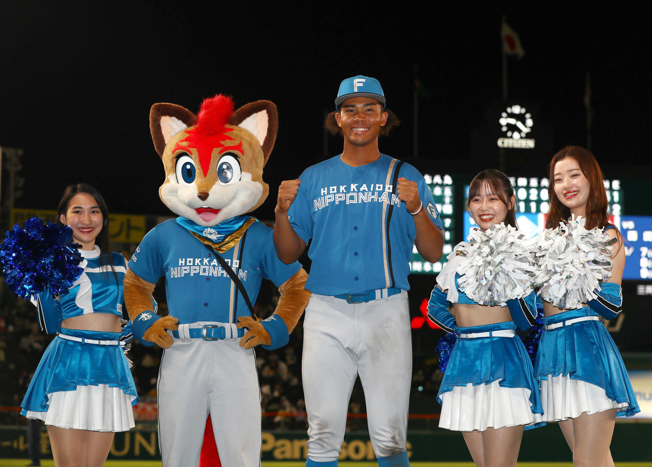 阪神対日本ハム　ヒーローインタビュー後、笑顔で記念撮影する日本ハム水谷（撮影・上山淳一）