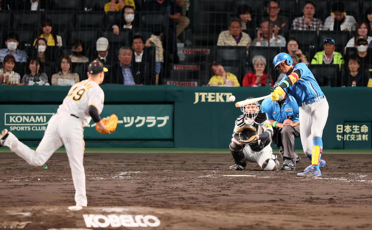 阪神対日本ハム　5回表日本ハム2死、水谷は左前打を放つ。投手は大竹（撮影・加藤哉）