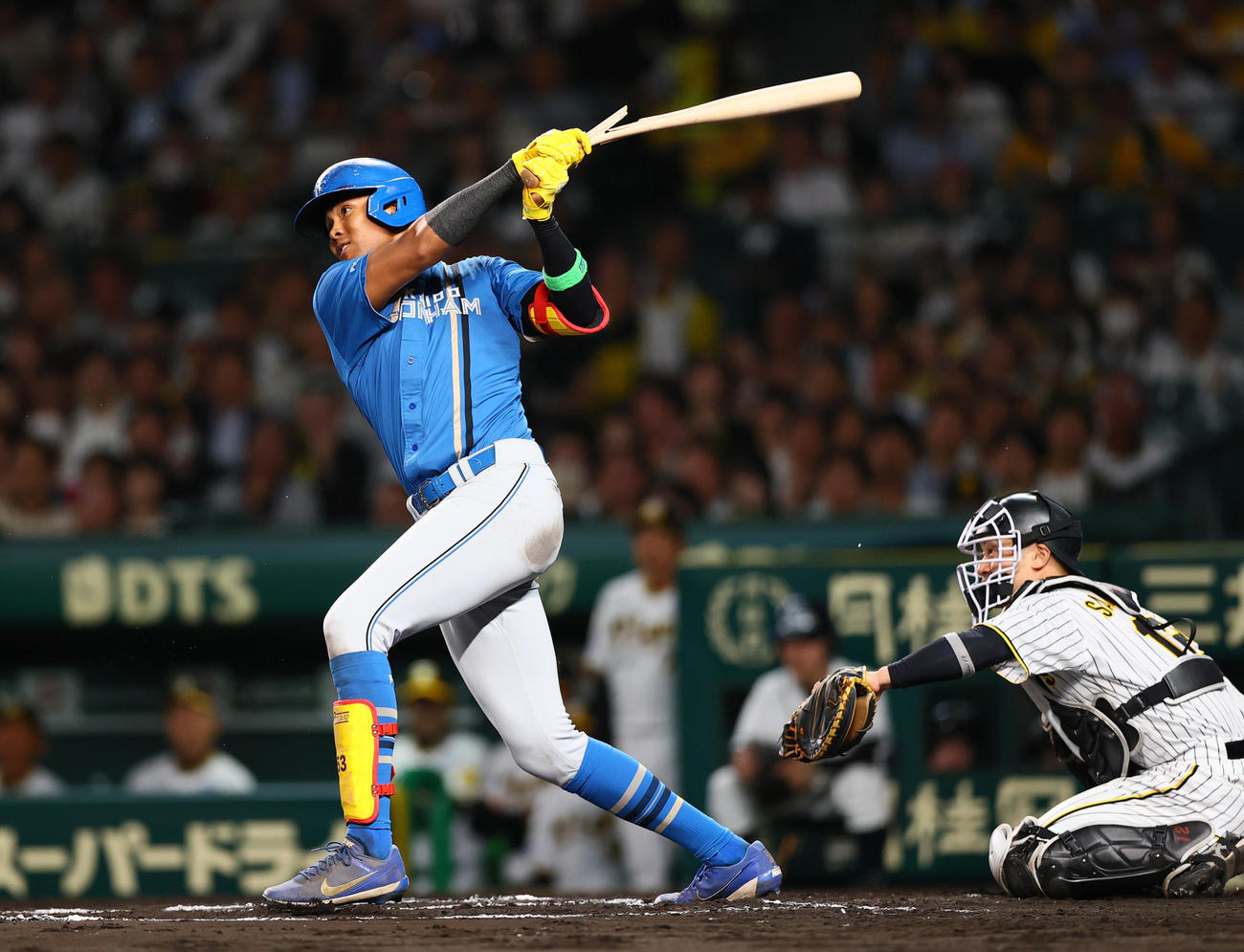 阪神対日本ハム　7回表1死二、三塁、水谷はバットを折りながら中前適時打を放つ（撮影・上山淳一）