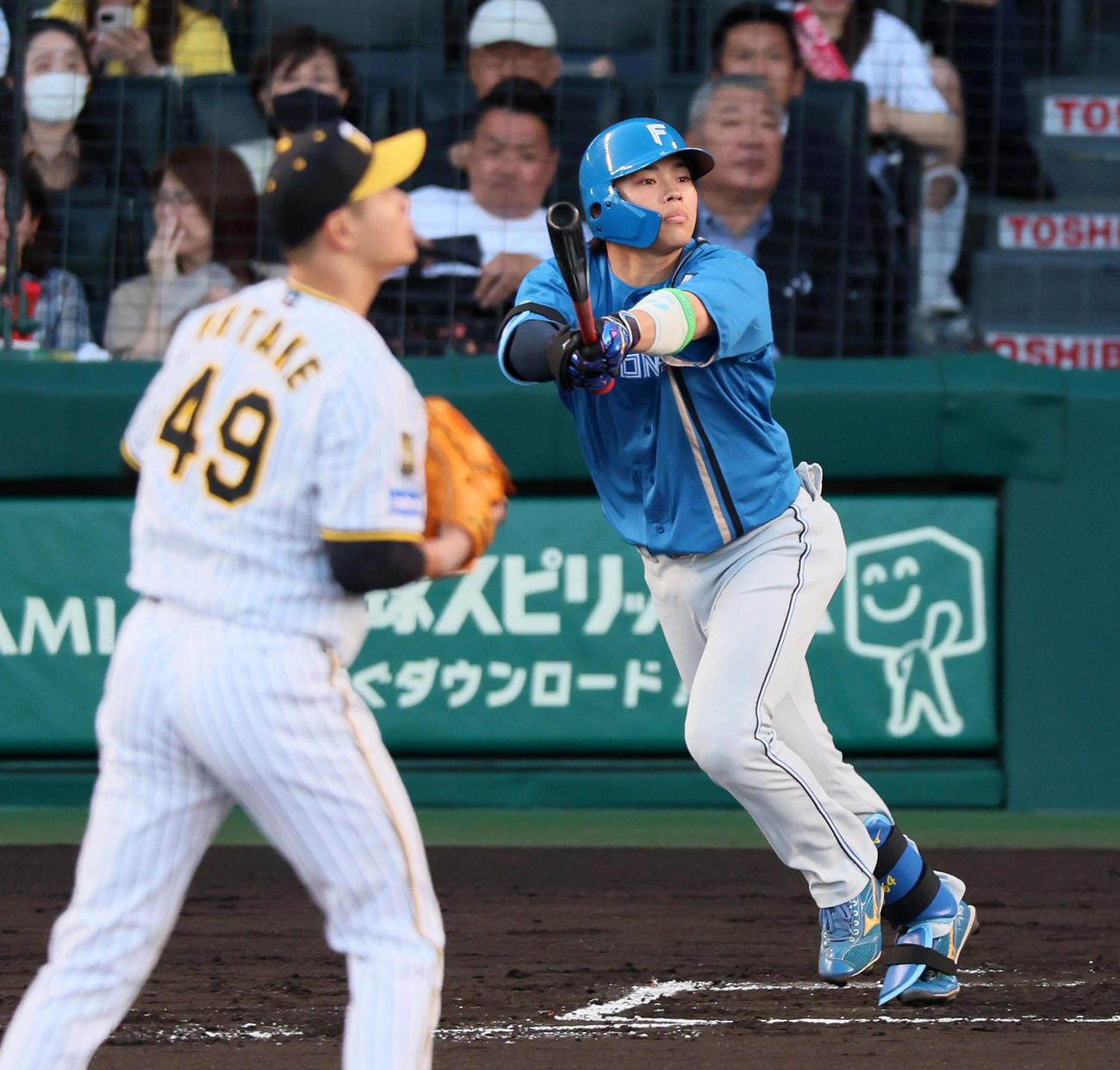 阪神対日本ハム　2回表日本ハム1死一塁、田宮は左二塁打を放つ、投手は大竹（撮影・加藤哉）