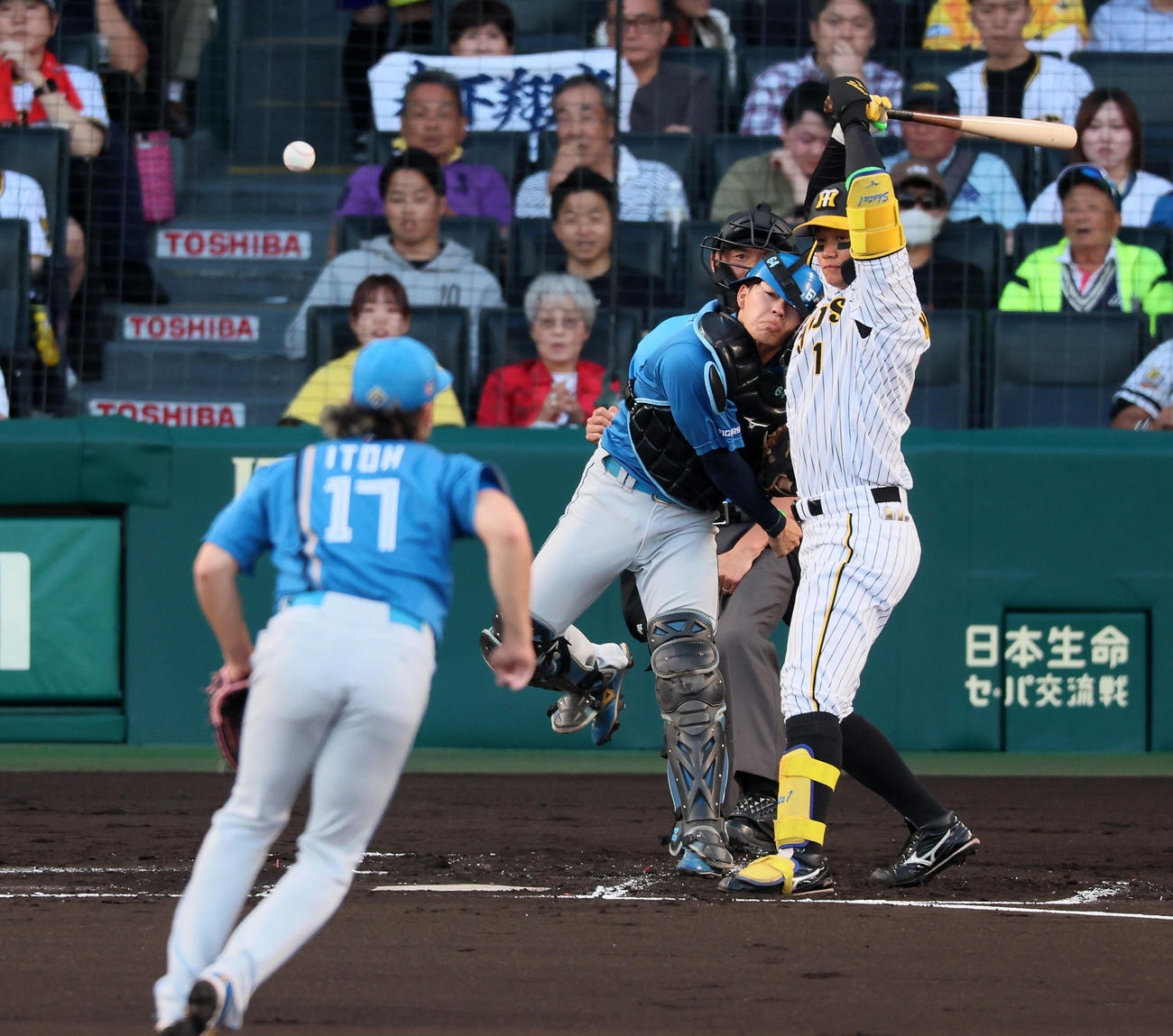 阪神対日本ハム　1回裏阪神1死一塁、打者森下のとき田宮は一塁走者中野の二塁盗塁を刺す。投手は伊藤（撮影・加藤哉）