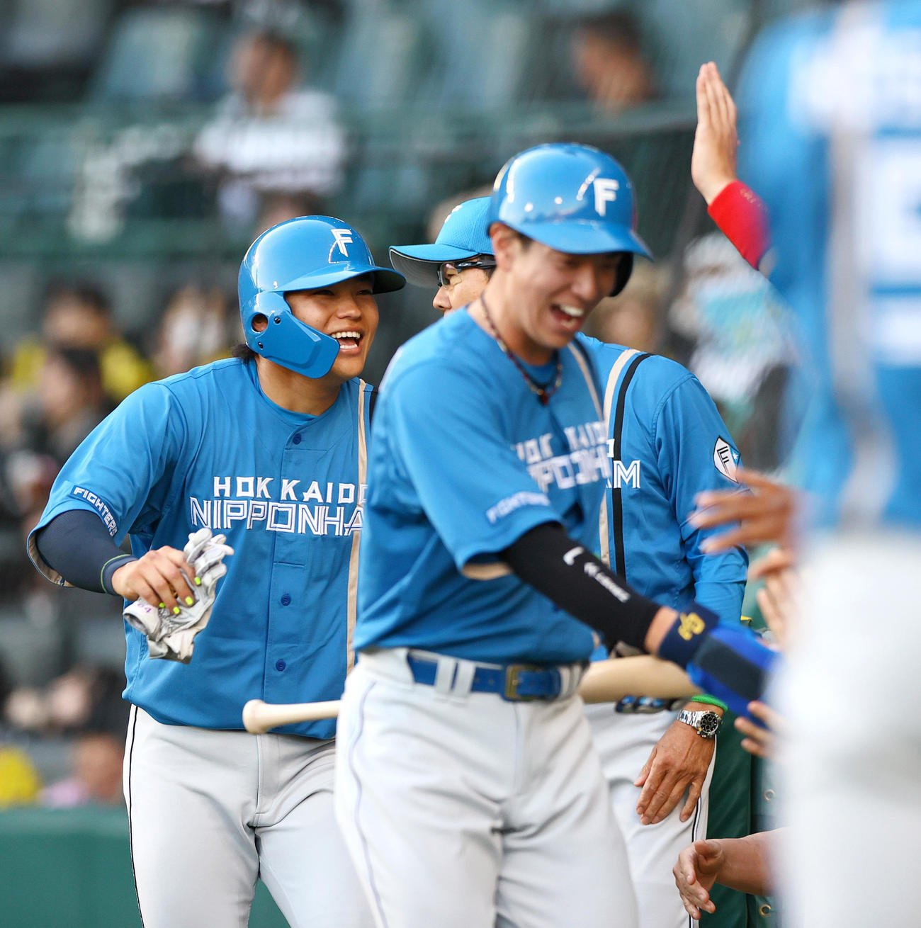 阪神対日本ハム　2回表日本ハム1死二、三塁、石井の遊ゴロ野選と悪送球で2点を先制生還し喜ぶ二走田宮（左）と三走松本（手前）（撮影・上山淳一）