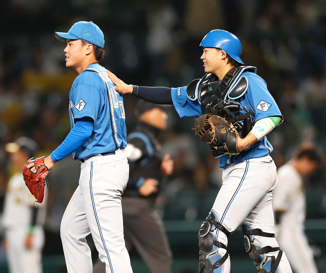 阪神対日本ハム　試合を締めた日本ハム畔柳（左）を祝福する捕手田宮（撮影・上山淳一）