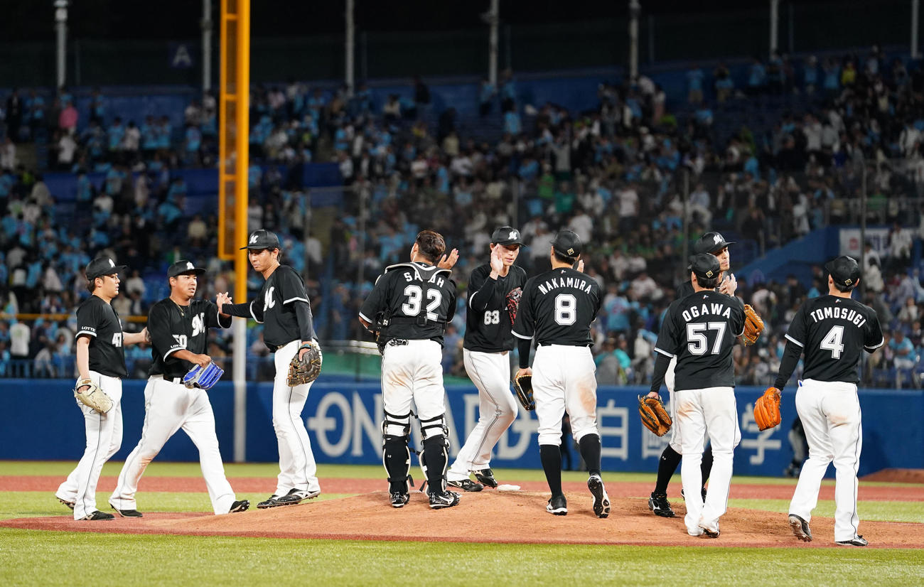 ヤクルト対ロッテ　ヤクルトと引き分けに終わりタッチを交わすロッテナイン（撮影・横山健太）