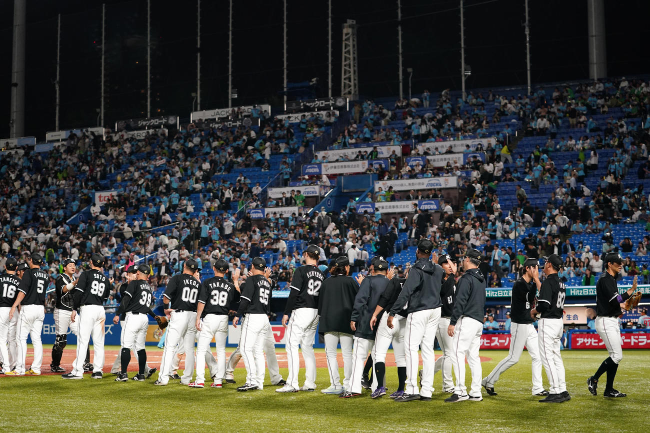 ヤクルト対ロッテ　ヤクルトと引き分けに終わりタッチを交わすロッテナイン（撮影・横山健太）