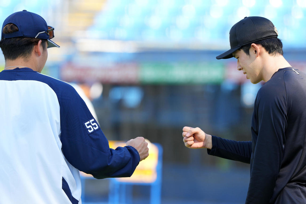 ヤクルト対ロッテ　タッチを交わすロッテ佐々木（右）とヤクルト村上（撮影・横山健太）