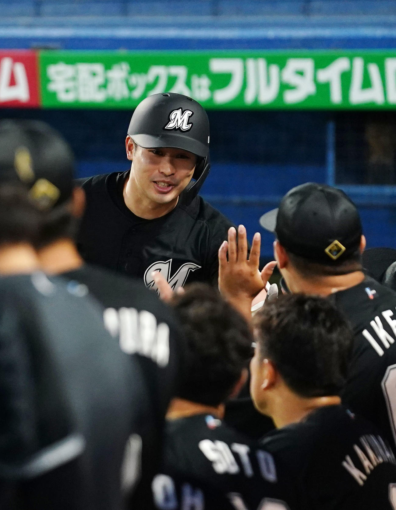ヤクルト対ロッテ　4回表ロッテ1死一、二塁、三犠打を決めナインとタッチを交わす種市（撮影・横山健太）