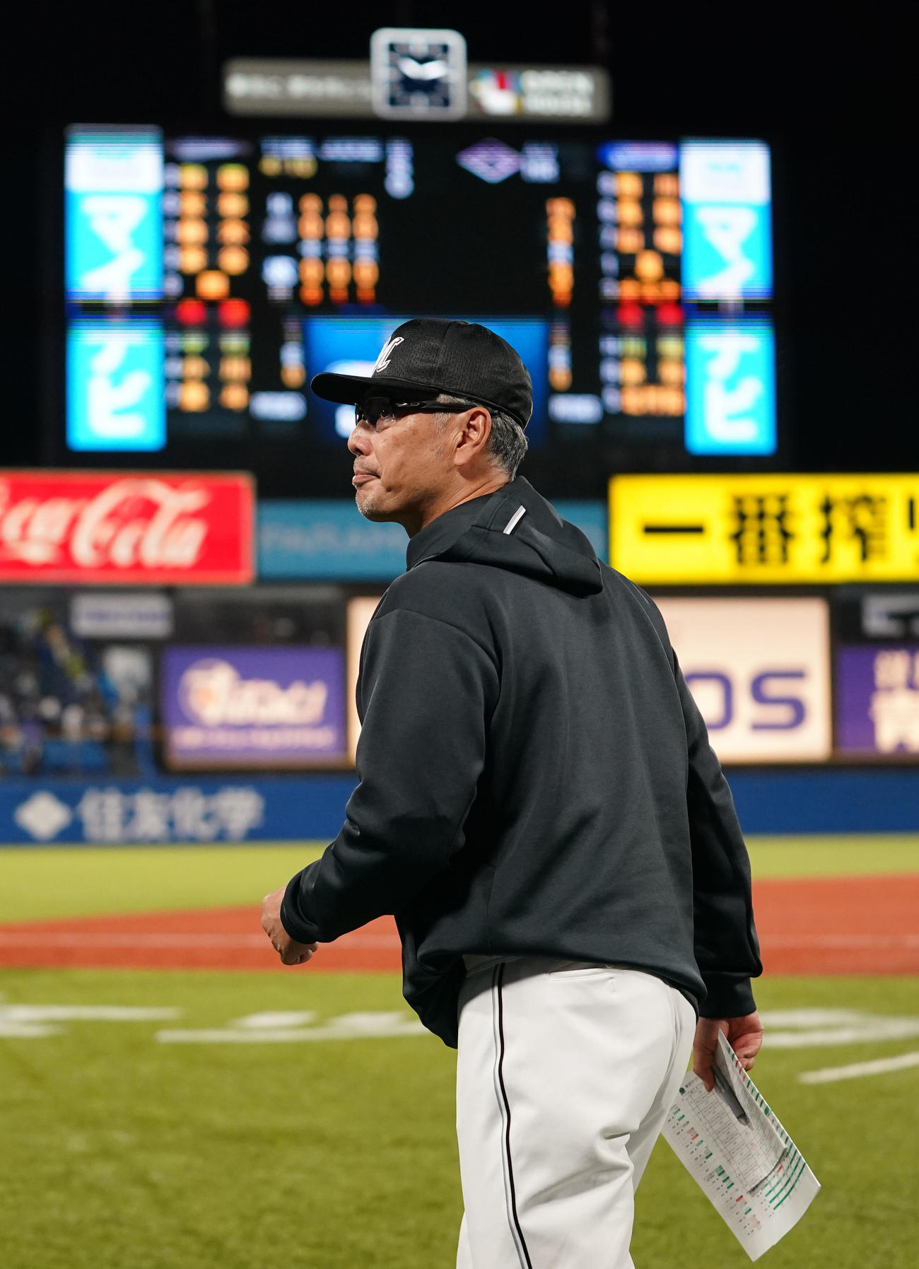ヤクルト対ロッテ　ヤクルトと引き分けに終わり引き揚げるロッテ吉井監督（撮影・横山健太）