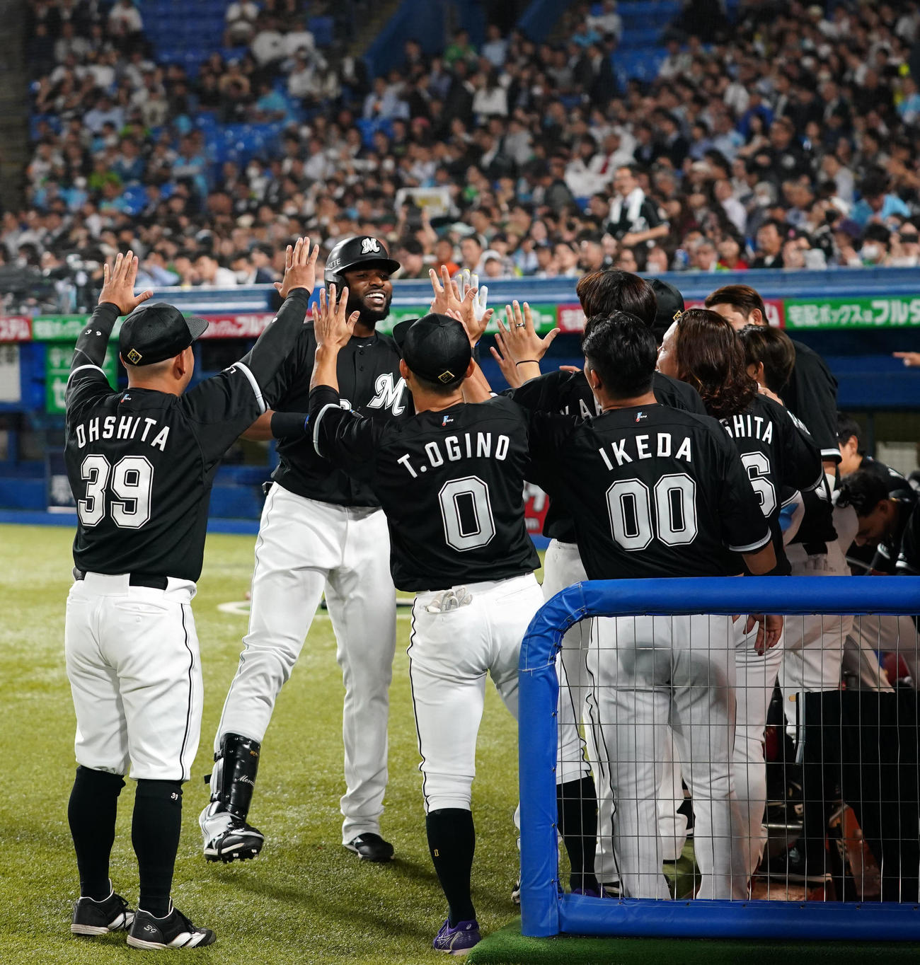ヤクルト対ロッテ　9回表ロッテ1死一、三塁、右前適時打を放ったポランコ（左から2人目）をタッチで迎えるロッテナイン（撮影・横山健太）