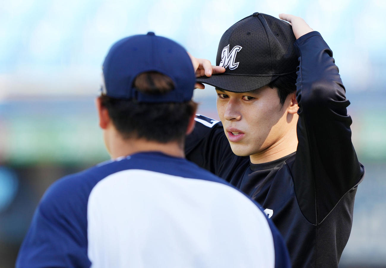ヤクルト対ロッテ　試合前、ヤクルト村上（手前）と言葉を交わすロッテ佐々木（撮影・横山健太）