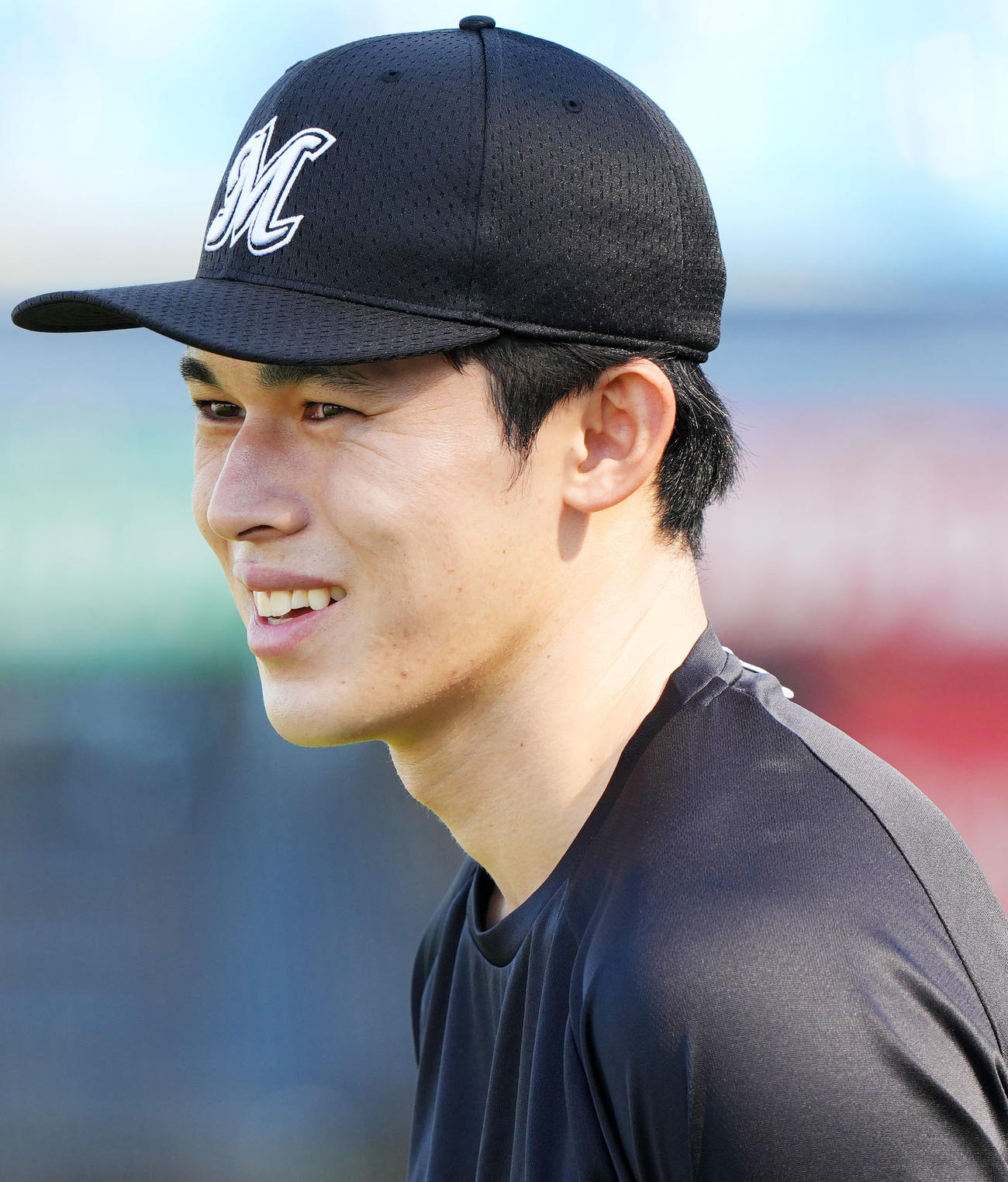 ヤクルト対ロッテ　笑顔を見せるロッテ佐々木（撮影・横山健太）
