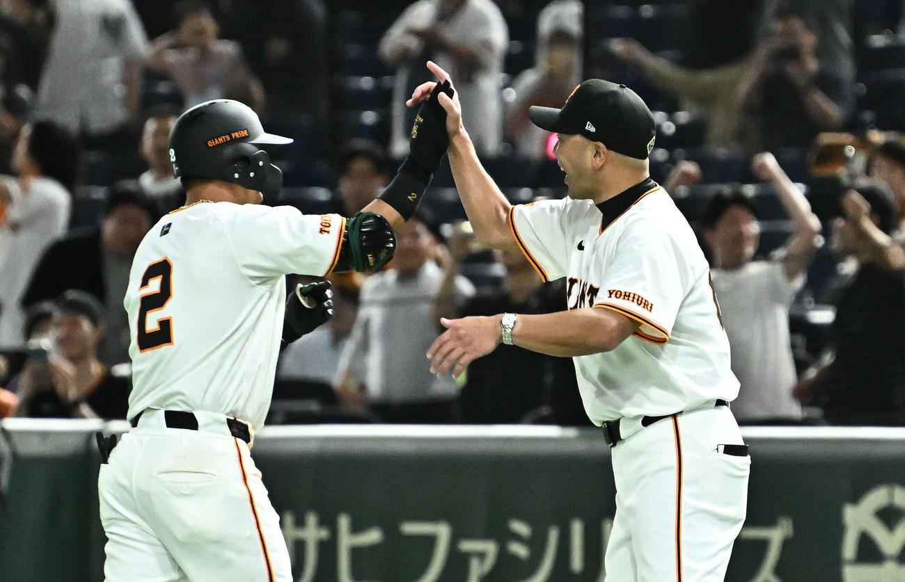 巨人対ソフトバンク　試合後、サヨナラ二塁打を放った巨人吉川（左）とタッチをかわす阿部監督（撮影・滝沢徹郎）