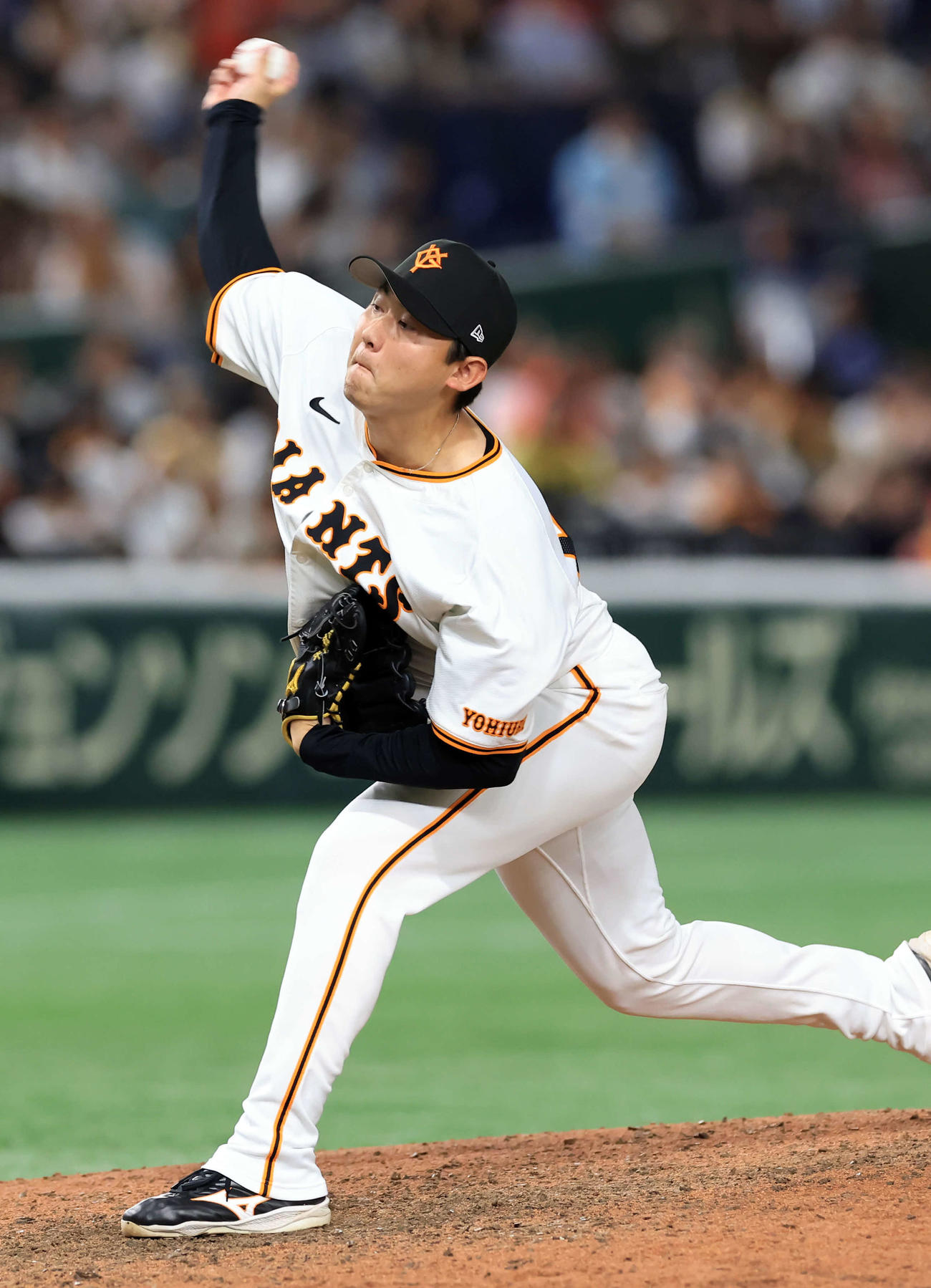 巨人対ソフトバンク　12回表ソフトバンクの攻撃を抑えた平内（撮影・浅見桂子）