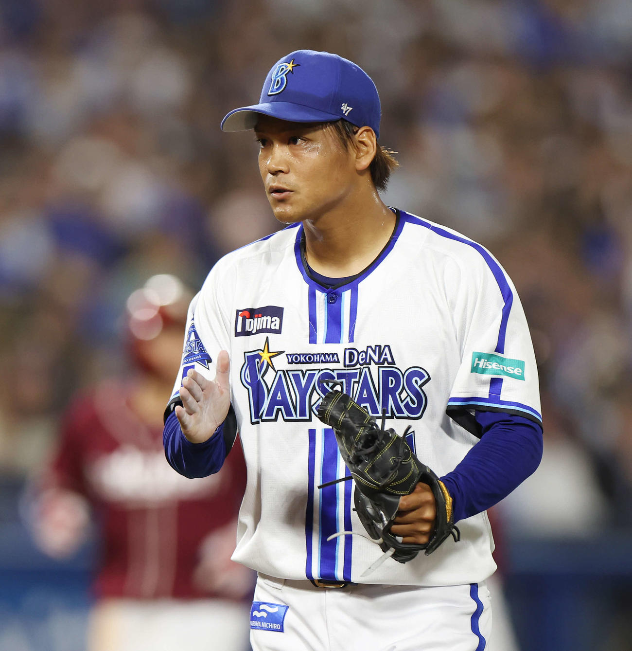 DeNA対楽天　9回表を無失点に抑えグラブをたたくDeNA佐々木（撮影・宮地輝）