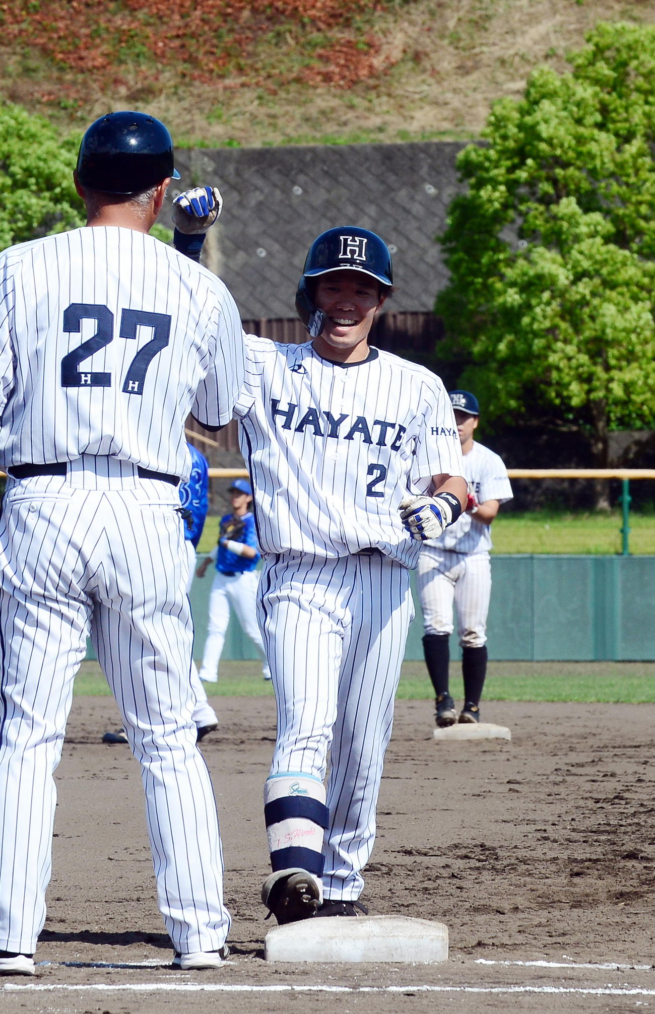 6回、勝ち越し打を放ちガッツポーズのくふうハヤテ瀬井