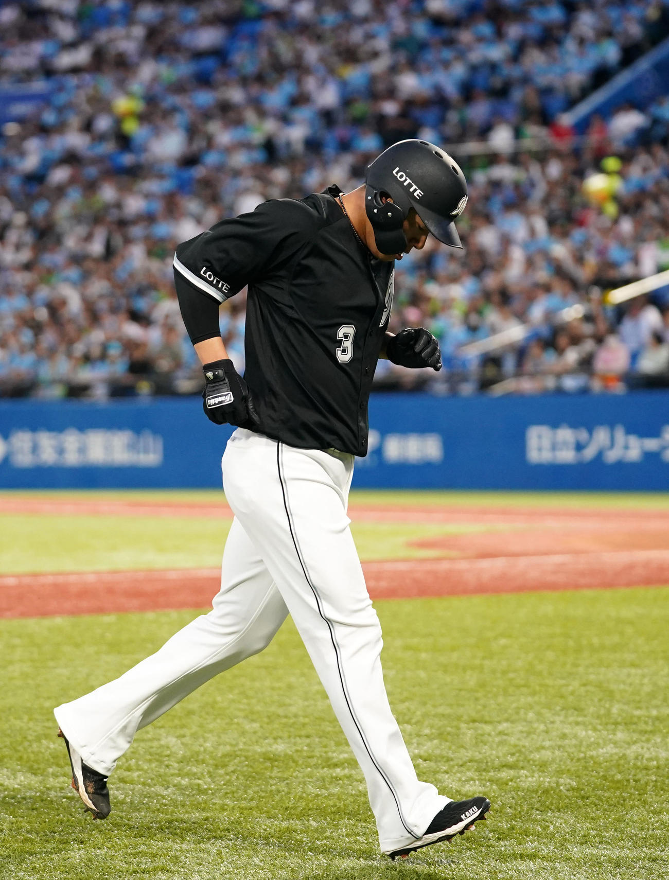 ヤクルト対ロッテ　4回表途中、交代するロッテ角中（撮影・横山健太）