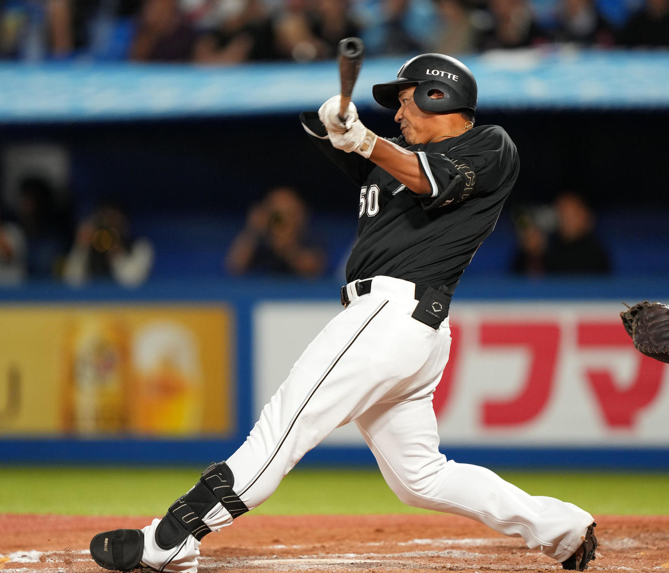 ヤクルト対ロッテ　9回表ロッテ1死一塁、右前打を愛斗（撮影・横山健太）