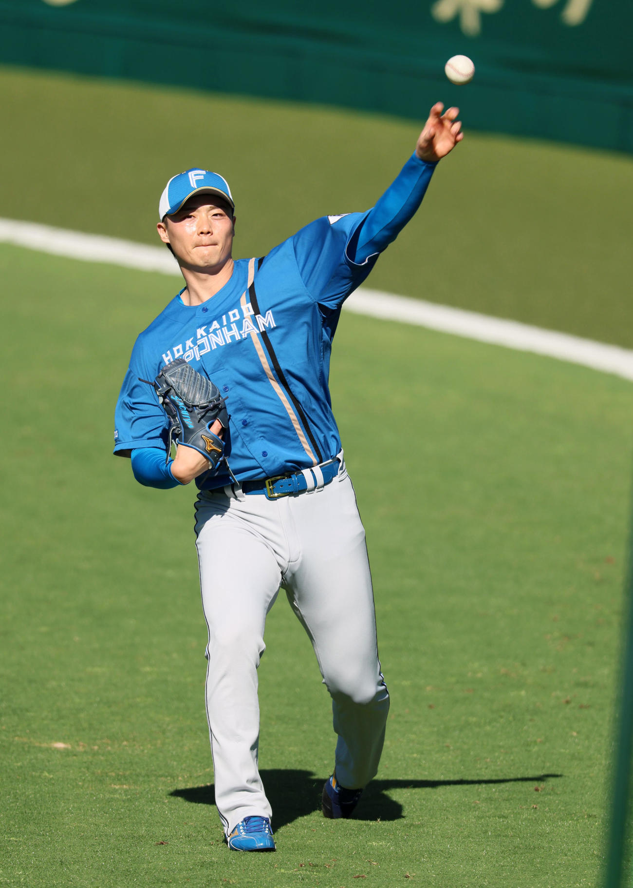 29日、キャッチボールする日本ハム山崎（撮影・加藤哉）